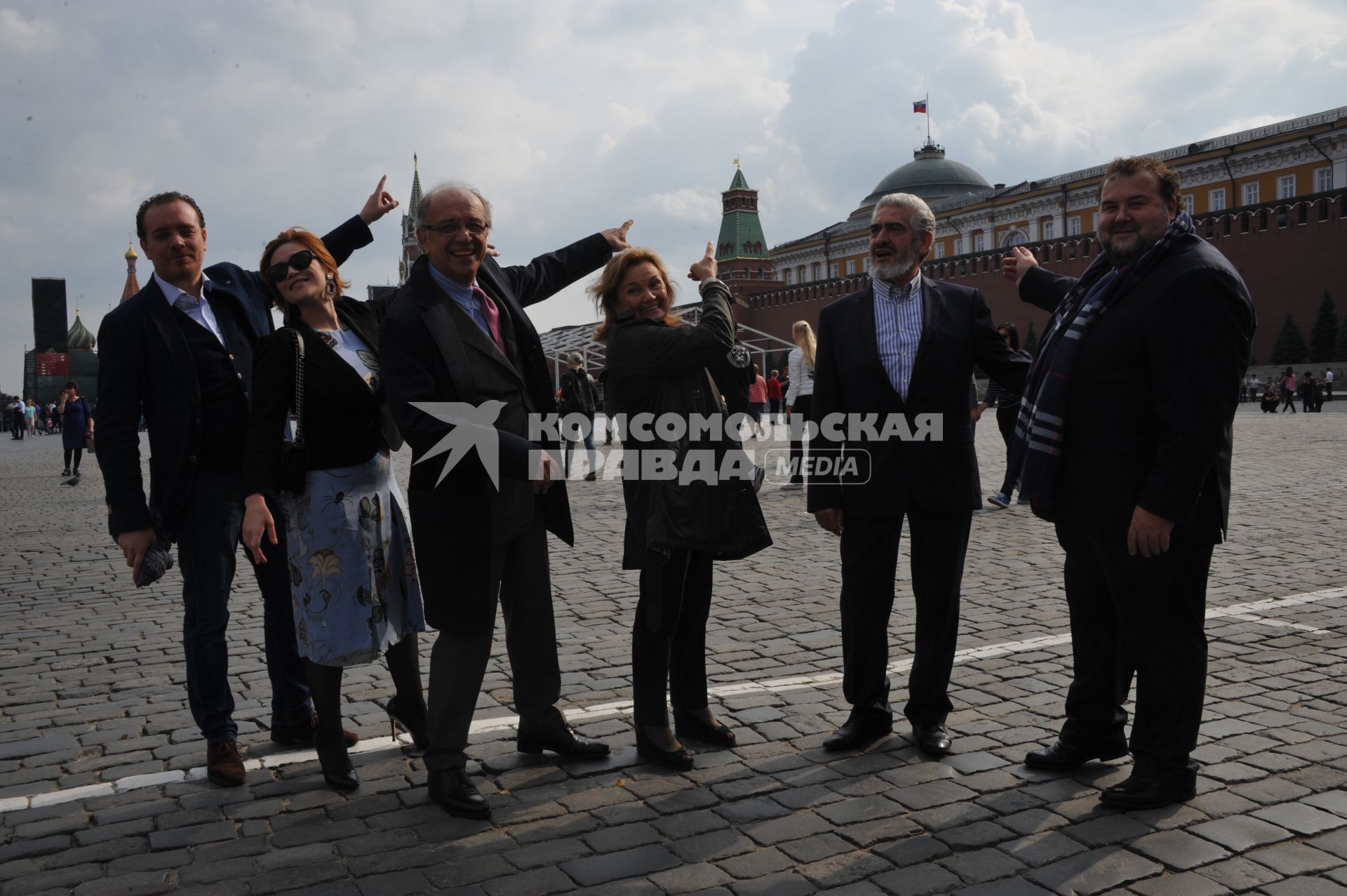 Москва. Артисты миланского театра`Ла Скала`, гастроли которого проходят в рамках фестиваля`Черешневый лес`, прогулялись по Красной площади.