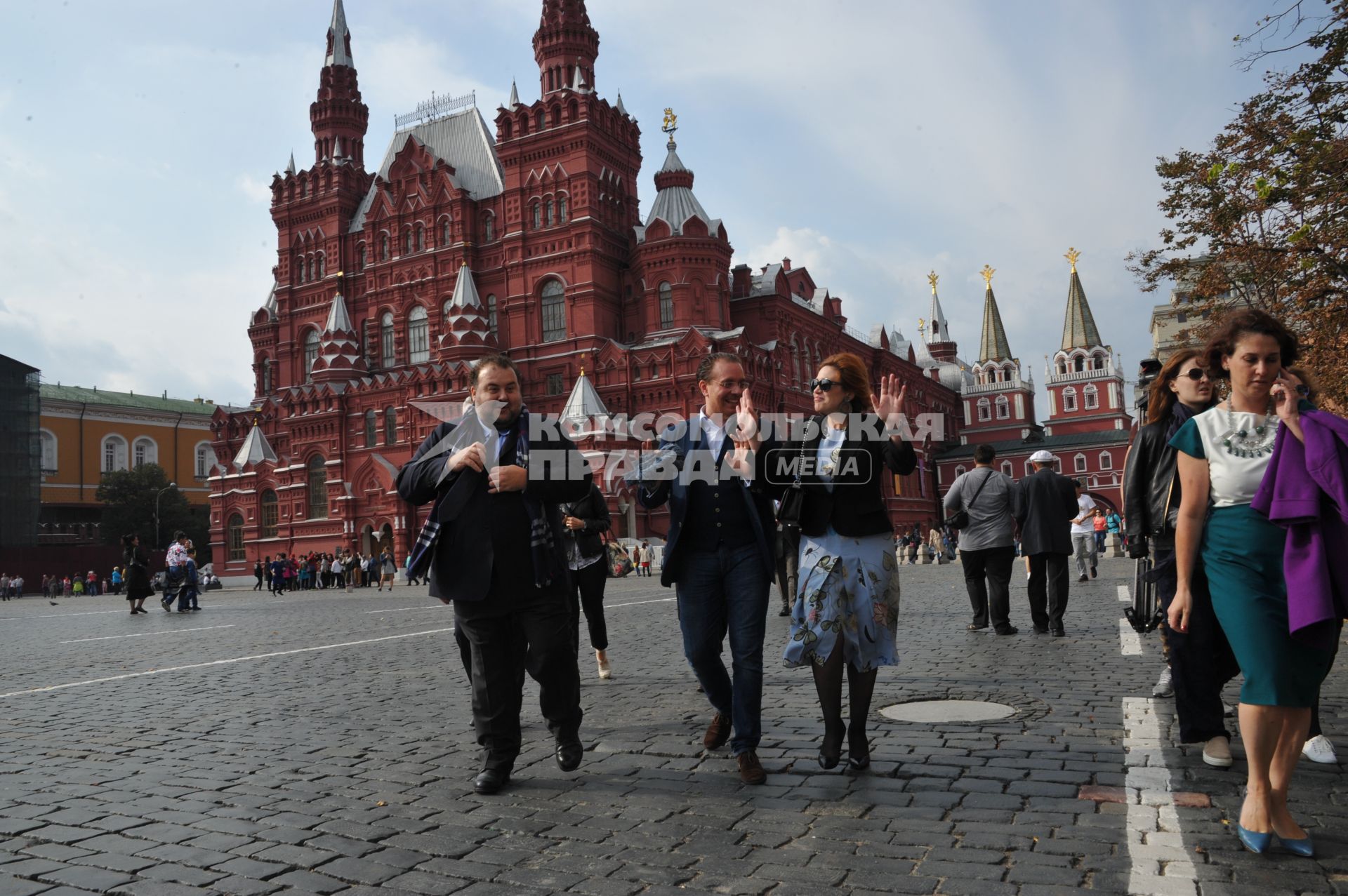 Москва. Артисты миланского театра`Ла Скала`, гастроли которого проходят в рамках фестиваля`Черешневый лес`, прогулялись по Красной площади.