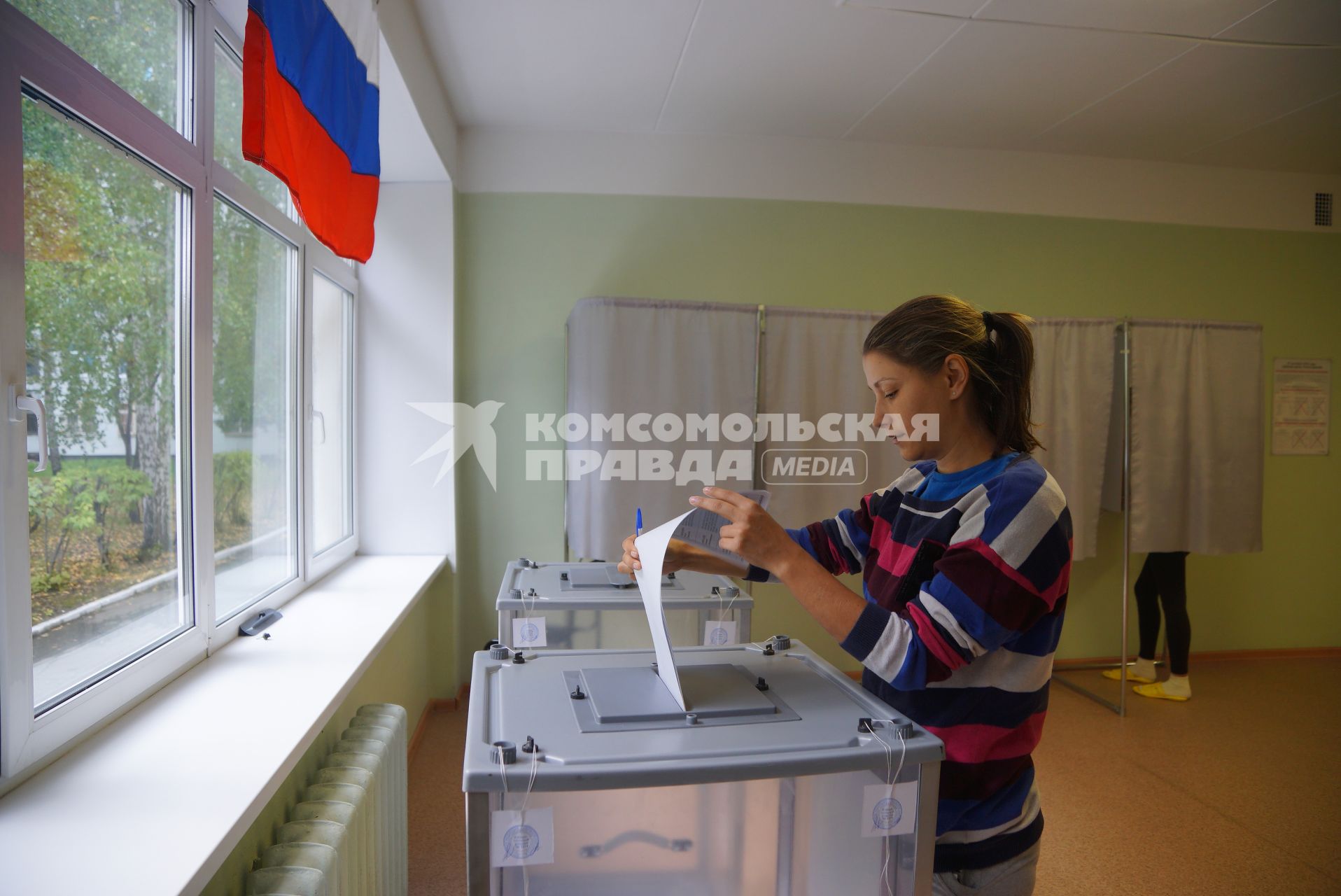 Екатеринбург. Пациентка на избирательном участке в городской больнице. Единый день голосования.