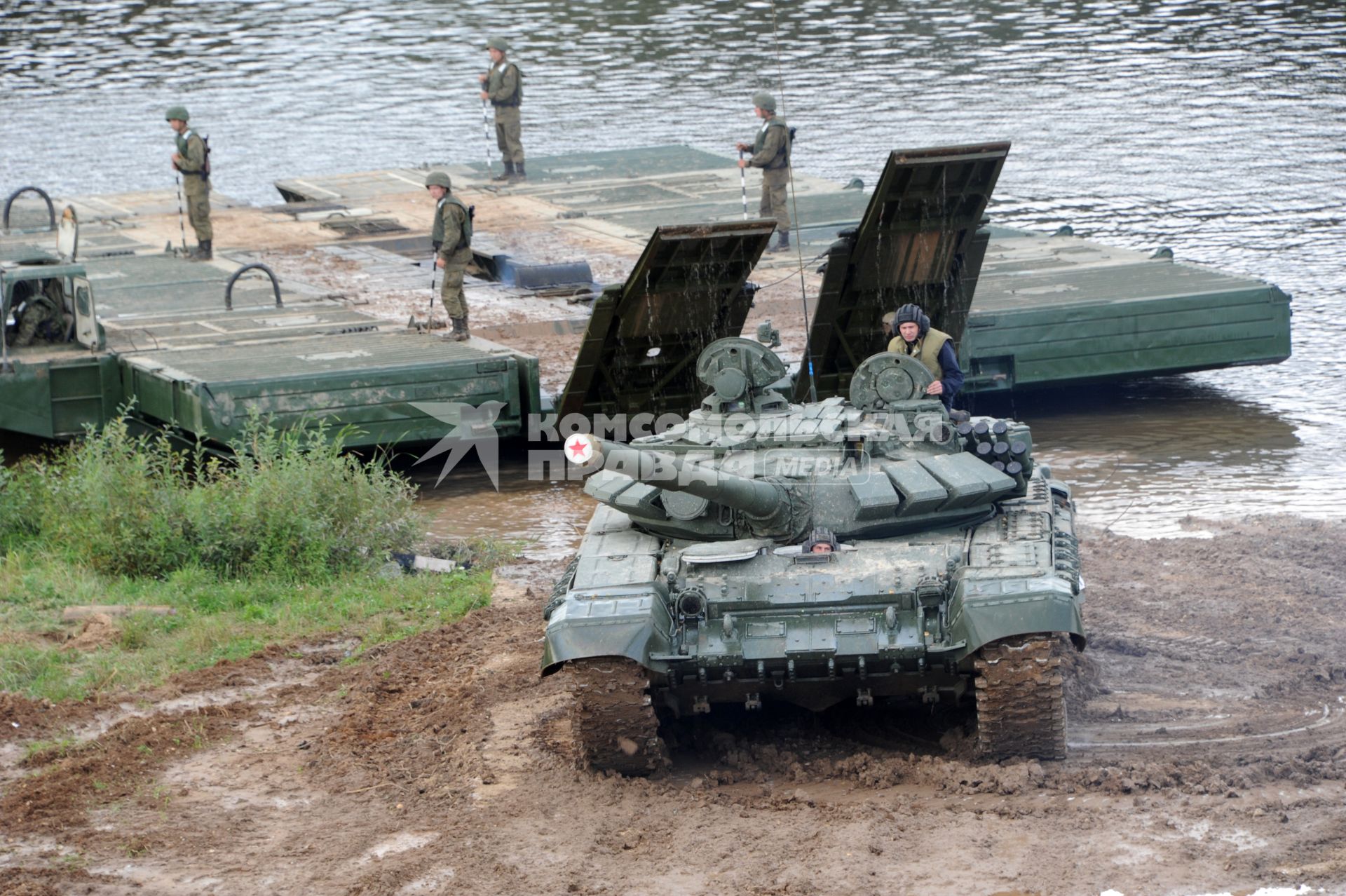 Московская область, д.Алабино.  Танк Т-90 во время демонстрационного показа военной техники на полигоне Алабино на Международном военно-техническом форуме `АРМИЯ-2016`.