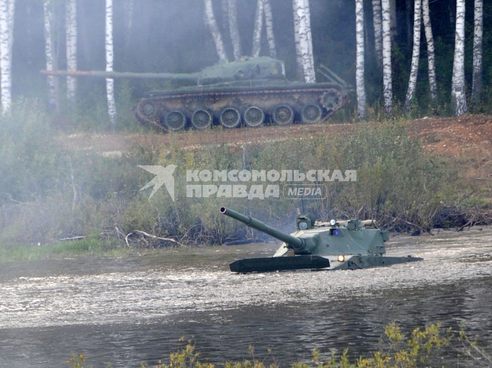 Московская область, д.Алабино.  Боевая машина пехоты БМП-1 (на первом плане) и  танк Т-80 во время демонстрационного показа военной техники на полигоне Алабино на Международном военно-техническом форуме `АРМИЯ-2016`.