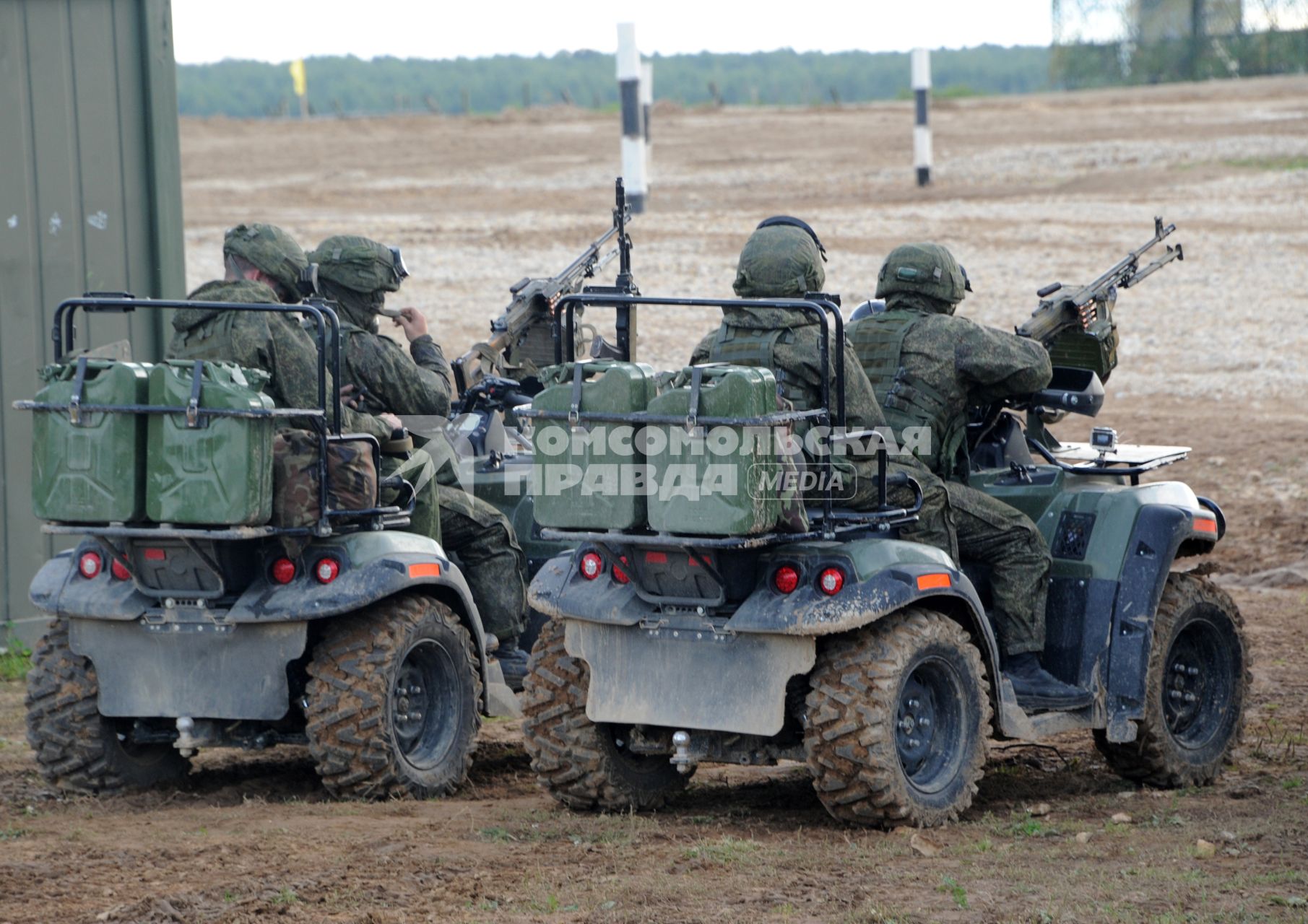 Московская область, д.Алабино.  Военнослужащие на квадроциклах во время демонстрационного показа военной техники на полигоне Алабино на Международном военно-техническом форуме `АРМИЯ-2016`.