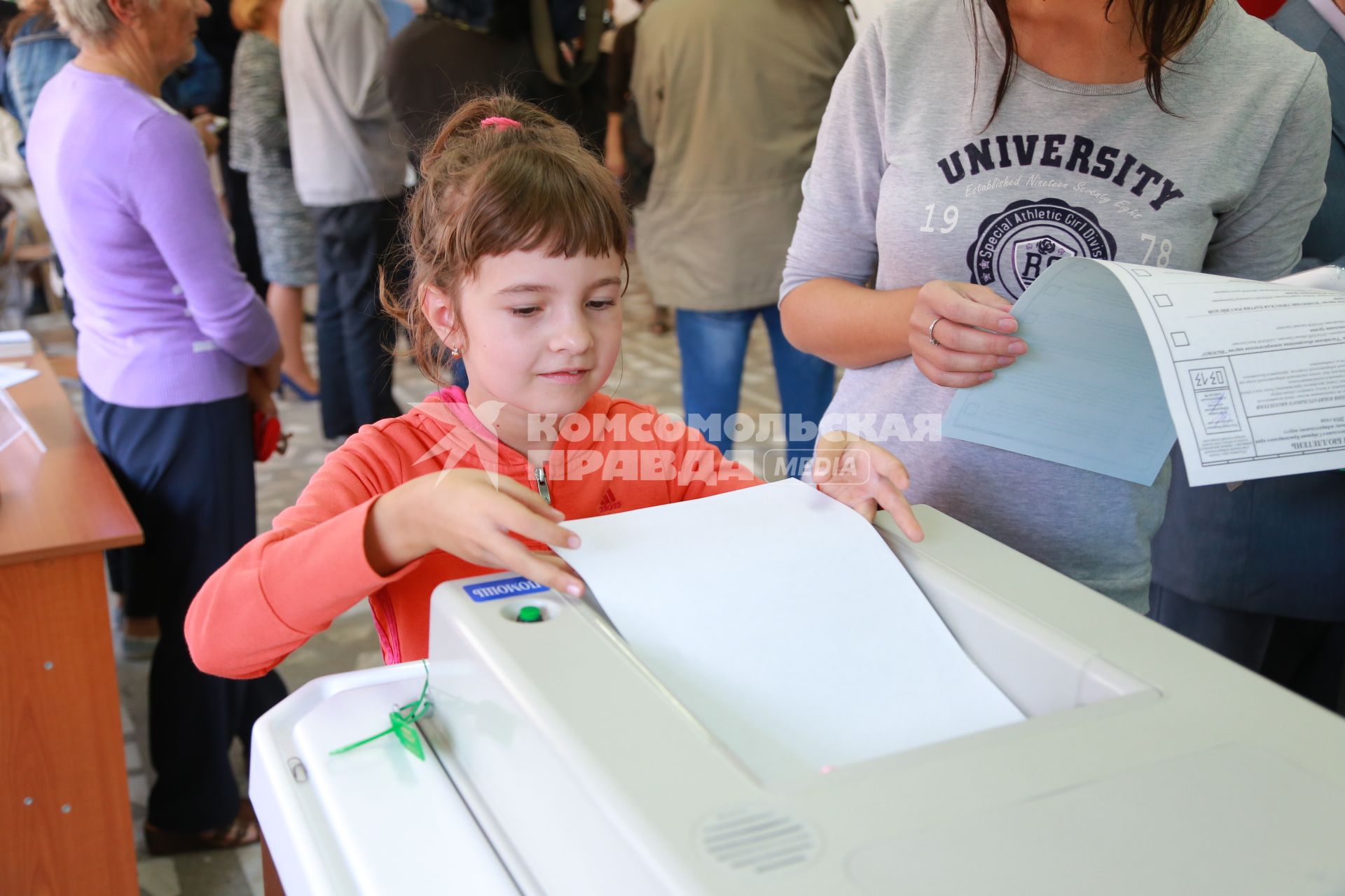 Красноярск.  Жители города во время голосования на одном из избирательных участков в единый день голосования.