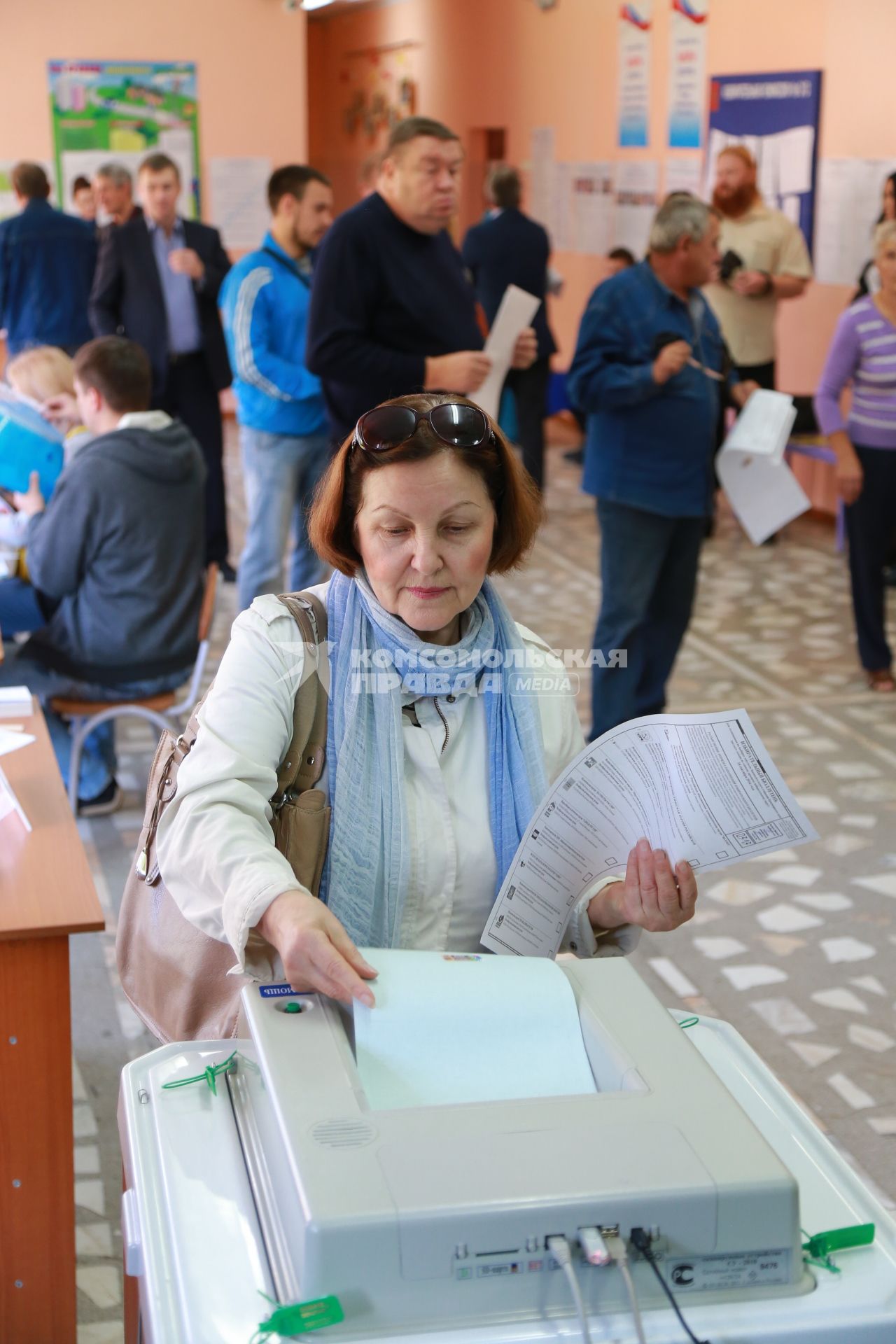 Красноярск.  Жители города во время голосования на одном из избирательных участков в единый день голосования.