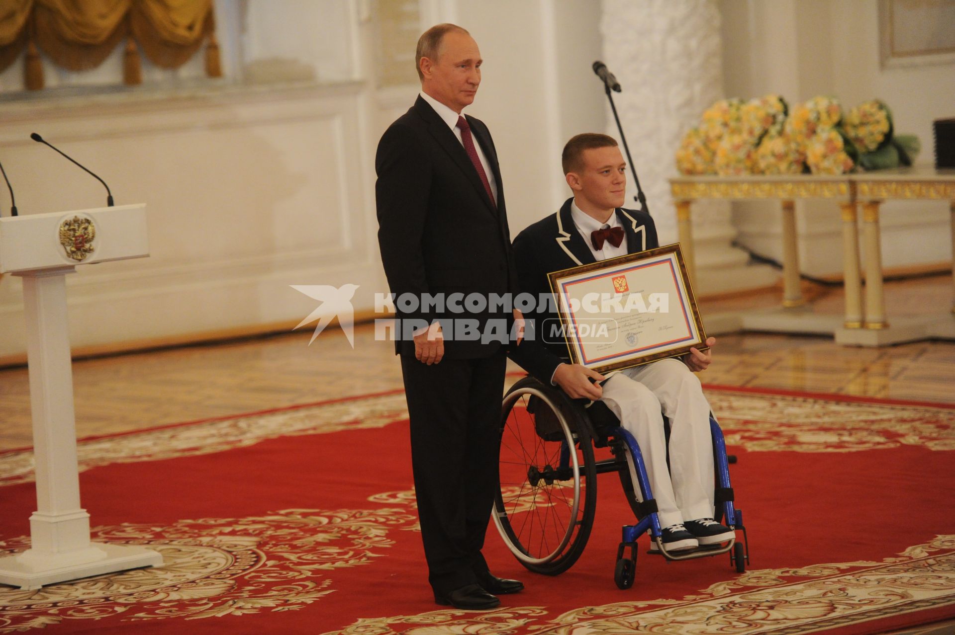 Москва.  Президент РФ Владимир Путин и пловец Андрей Граничка  (слева направо) во время встречи в Кремле с паралимпийской сборной России по летним видам спорта.