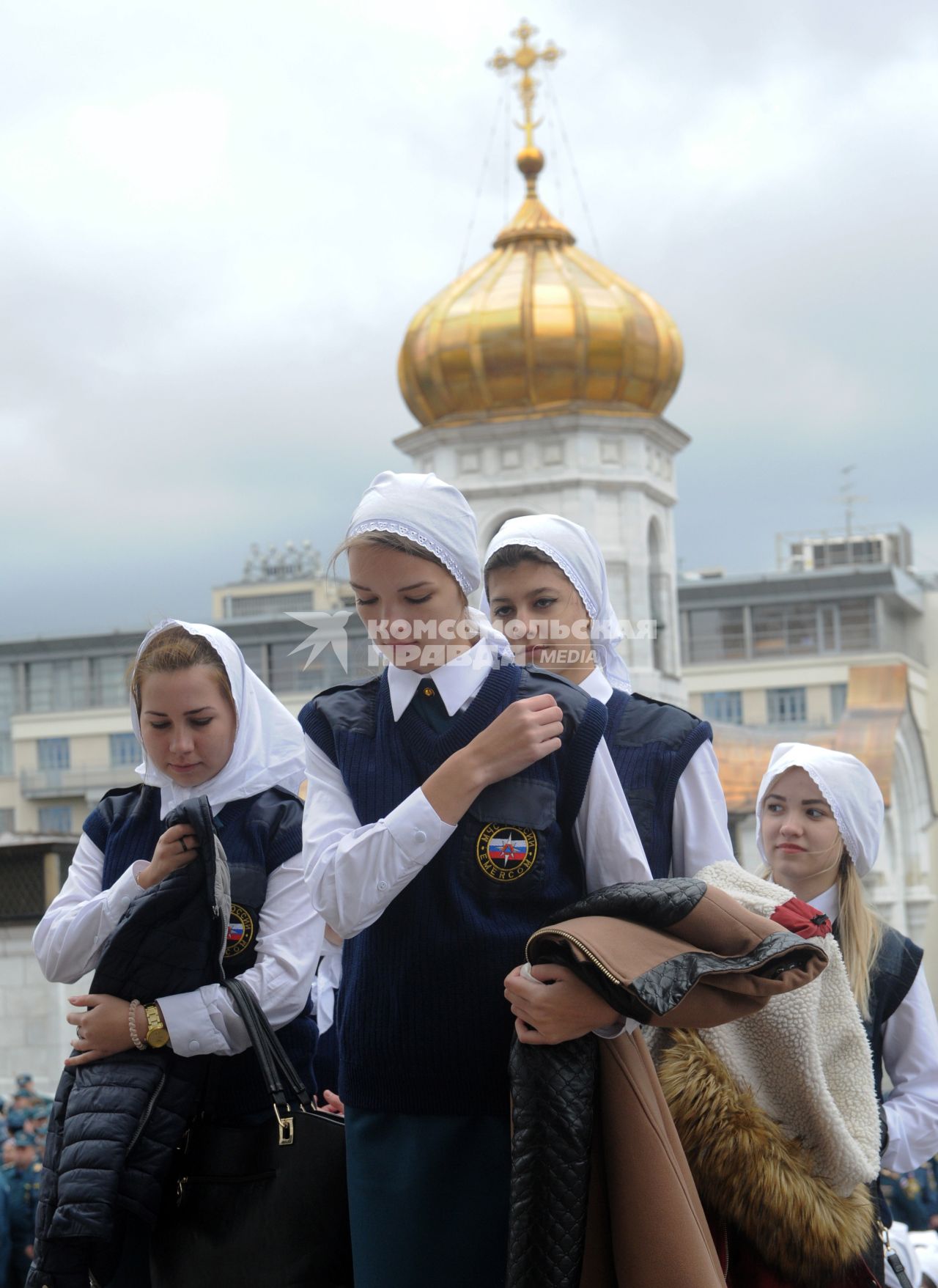 Москва. Студентки и слушатели Академии МЧС  РФ  на  благодарственном молебне в честь иконы `Неопалимая Купина` в Храме Христа Спасителя.