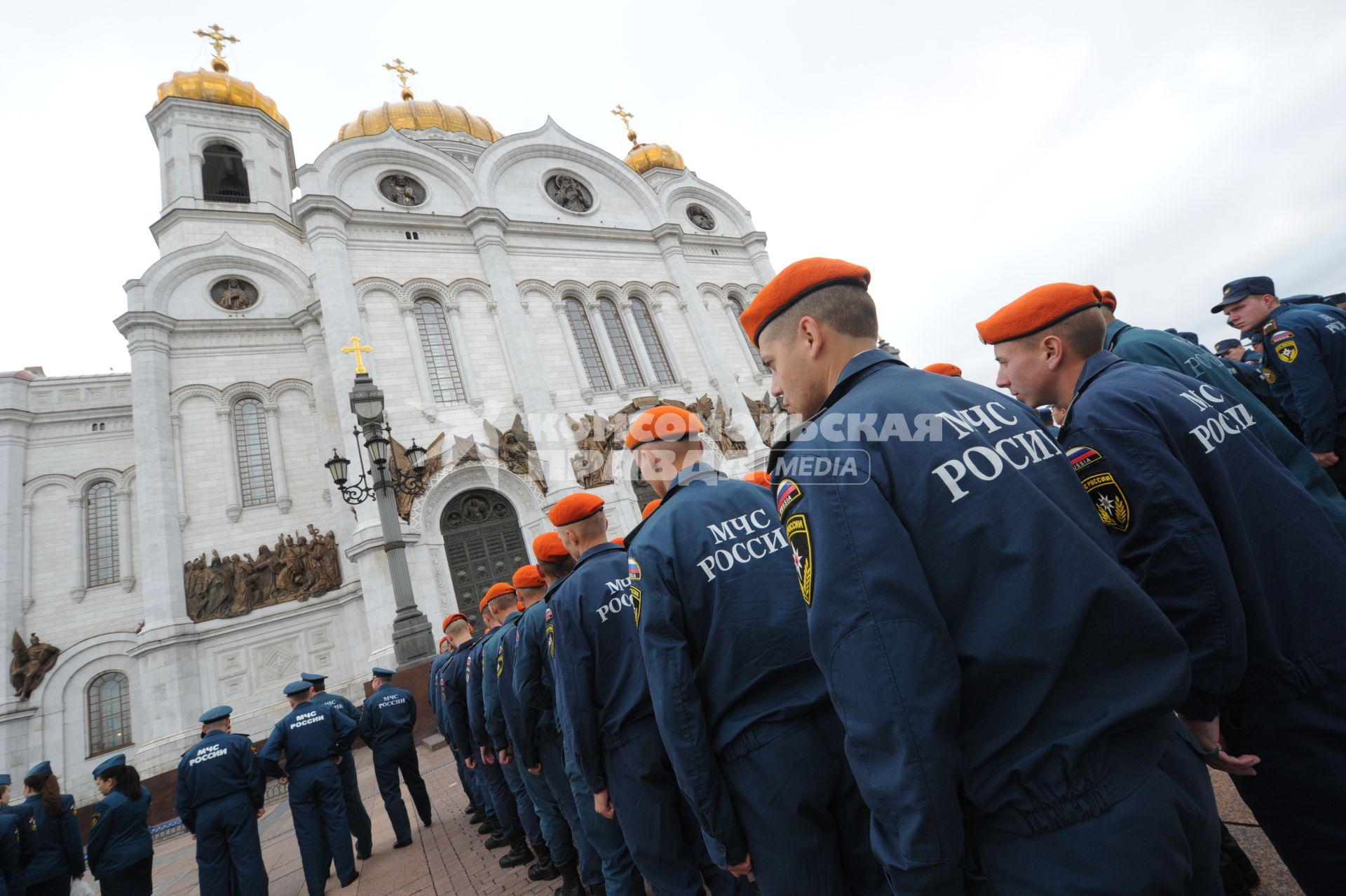 Москва. Курсанты  МЧС  РФ  на  благодарственном молебне в честь иконы `Неопалимая Купина` в Храме Христа Спасителя.