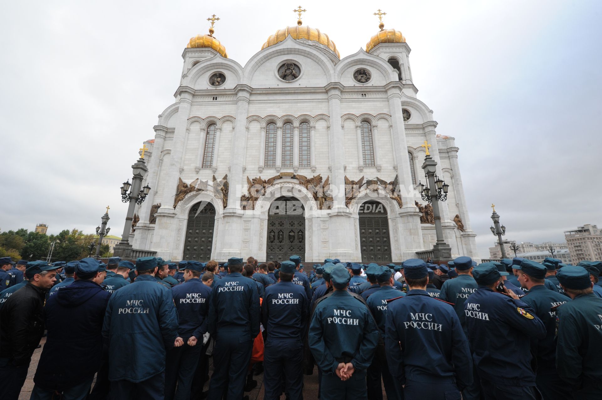 Москва. Сотрудники  МЧС  РФ на  благодарственном молебне в честь иконы `Неопалимая Купина` в Храме Христа Спасителя.