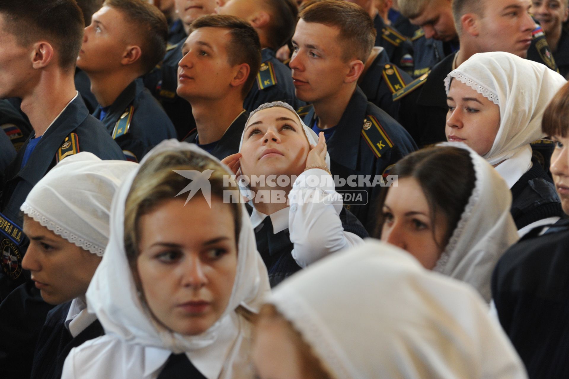 Москва. Студентки и курсанты  Академии МЧС РФ  на  благодарственном молебне в честь иконы `Неопалимая Купина` в Храме Христа Спасителя.