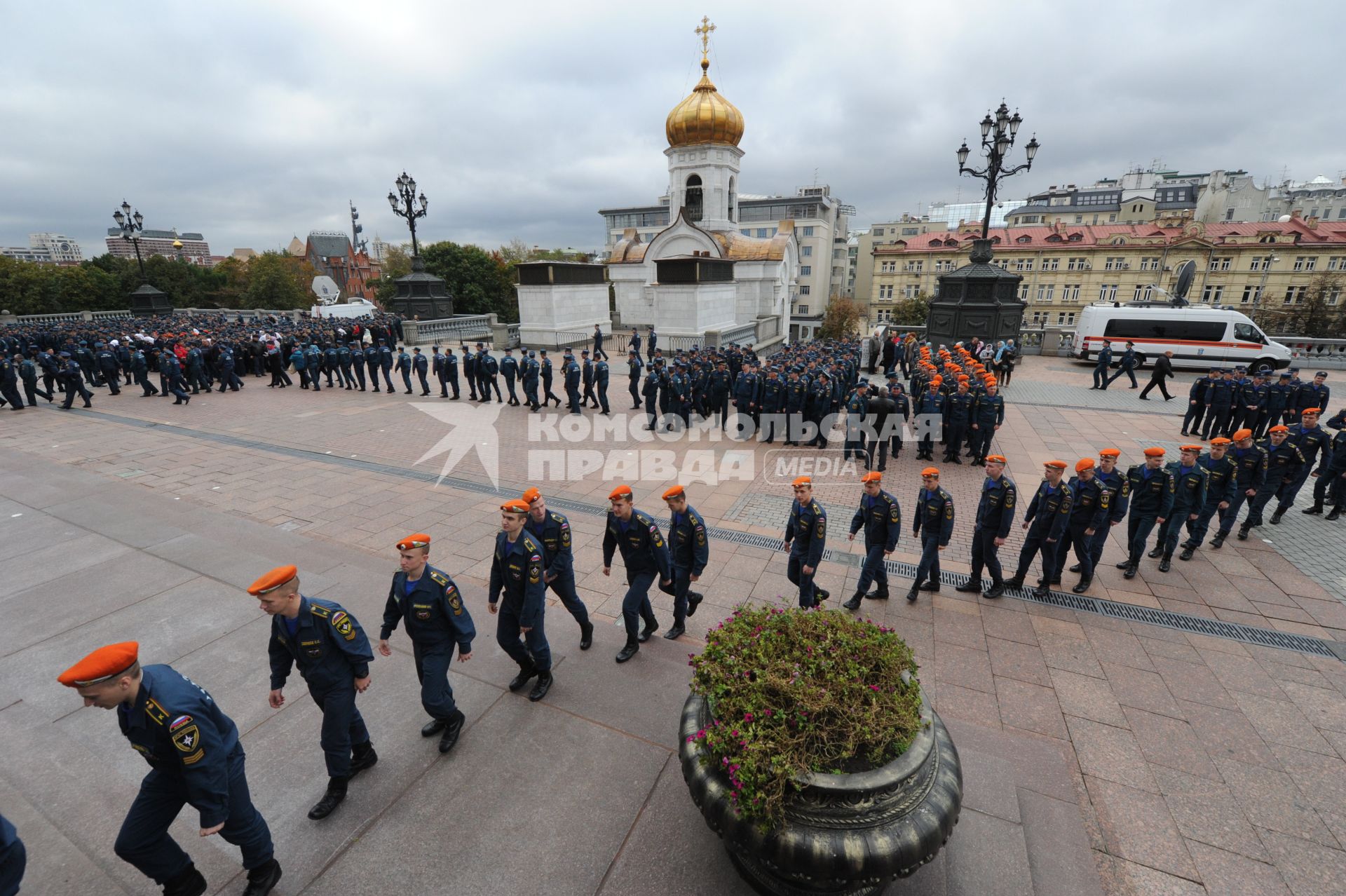 Москва. Курсанты  МЧС  РФ  на  благодарственном молебне в честь иконы `Неопалимая Купина` в Храме Христа Спасителя.