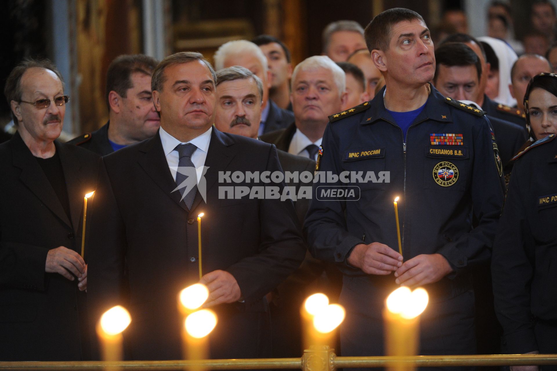 Москва. Министр МЧС России Владимир Пучков ( в центре) и  первый заместитель министра генерал-полковник запаса  Владимир Степанов  ( справа) на  благодарственном молебне в честь иконы `Неопалимая Купина` в Храме Христа Спасителя.