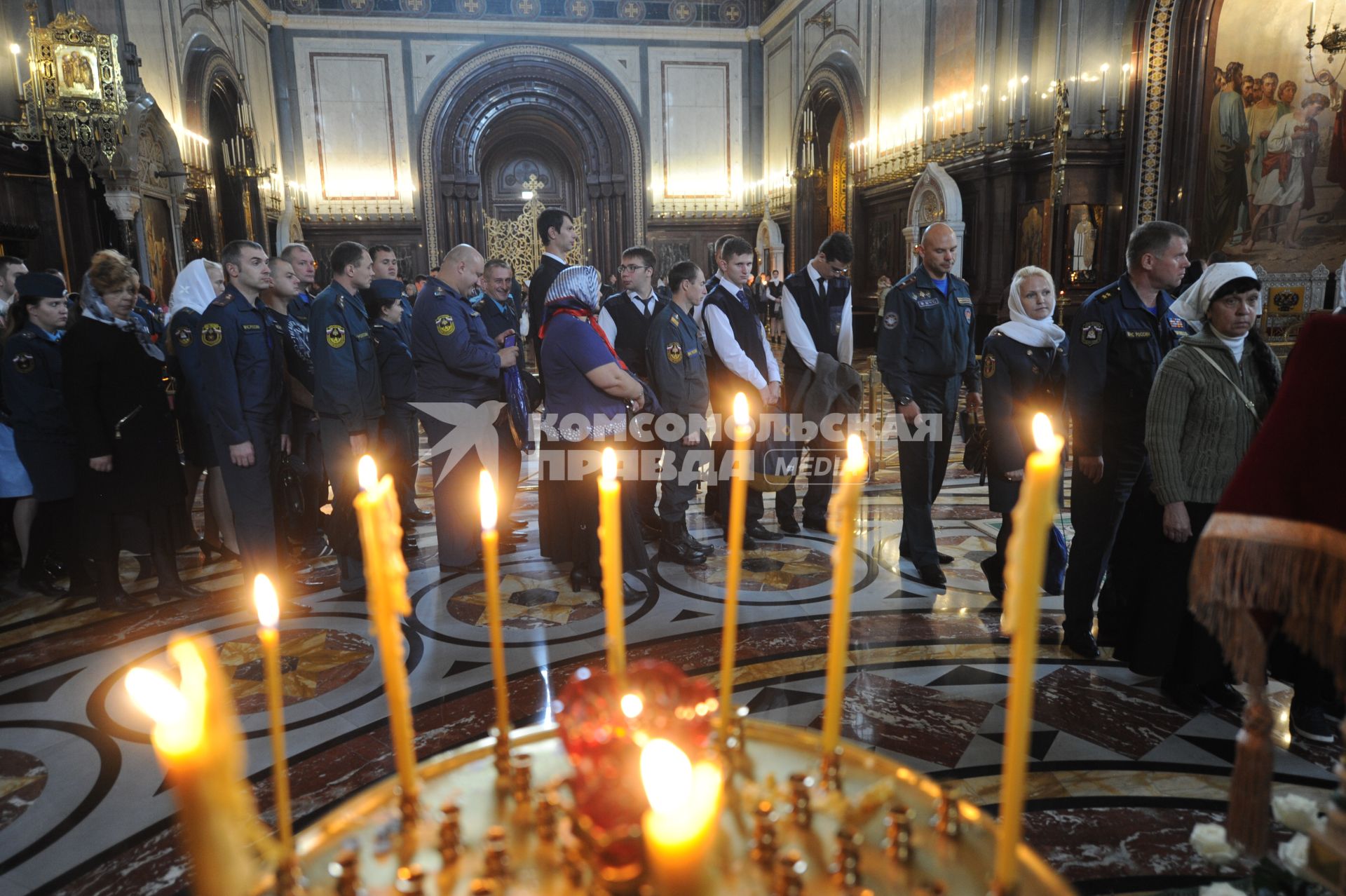 Москва. Сотрудники  МЧС  РФ на  благодарственном молебне в честь иконы `Неопалимая Купина` в Храме Христа Спасителя.