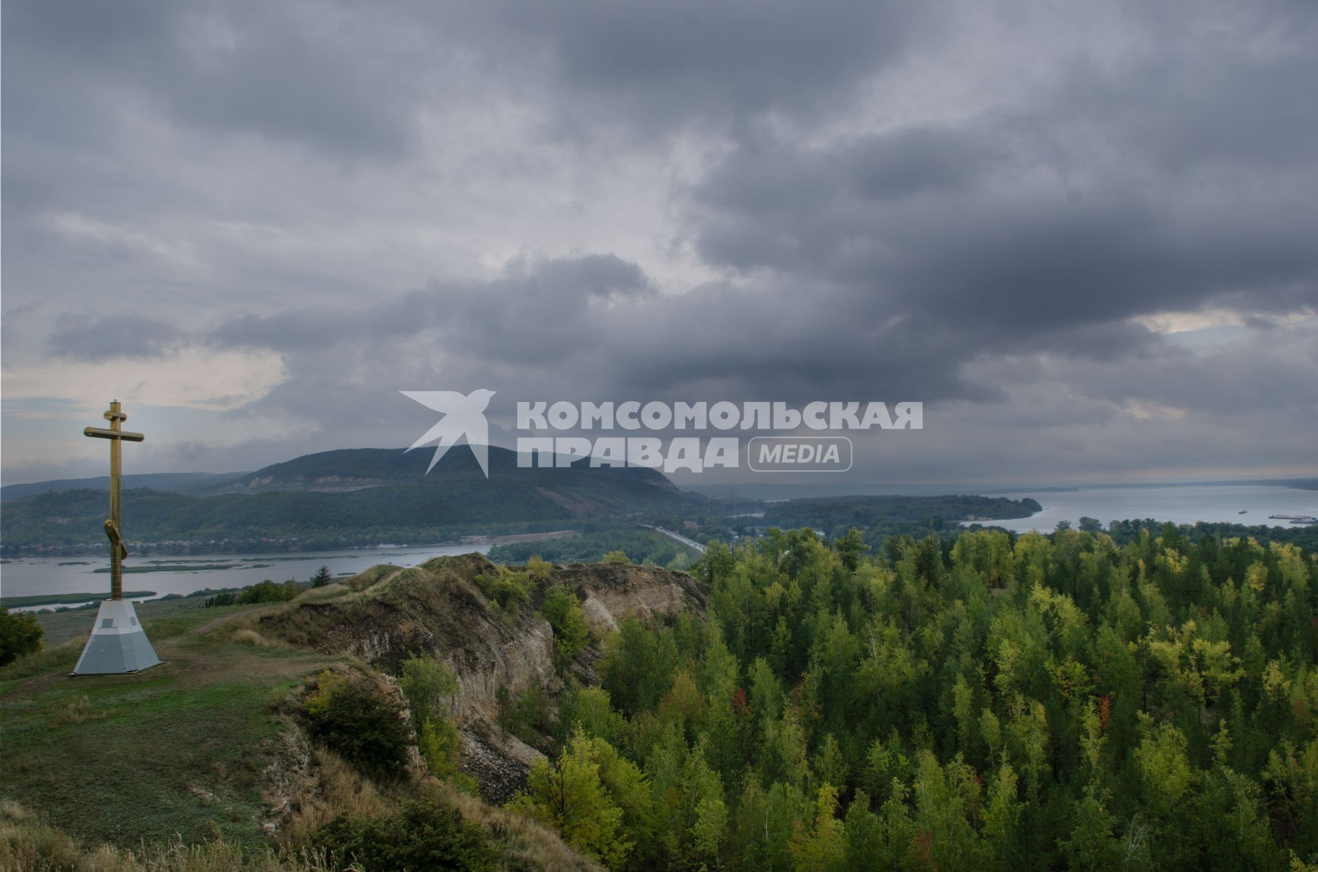 Самара. Крест на вершине Царева Кургана недалеко от впадения реки Сок в  Волгу.