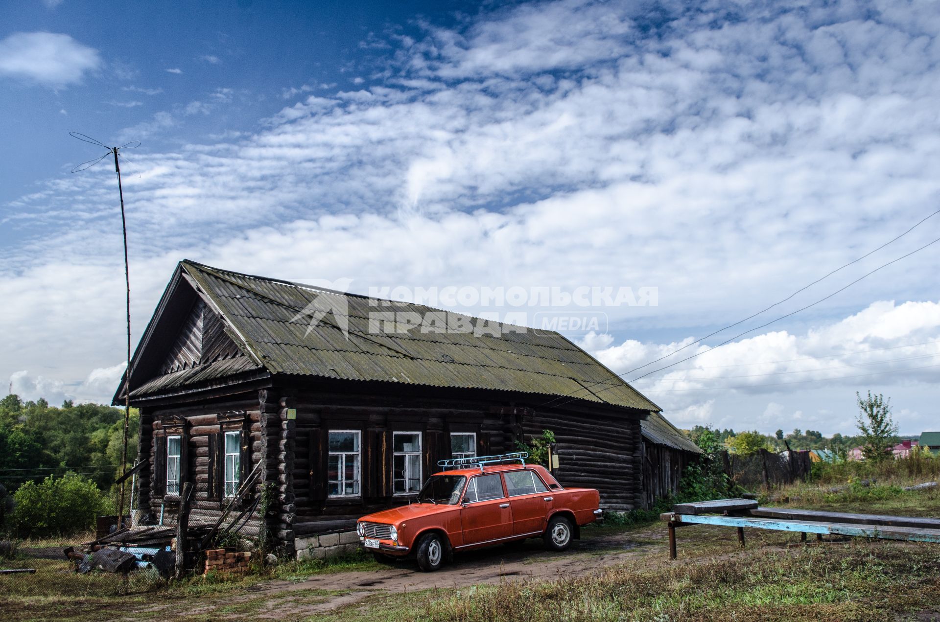 Самара.   Автомобиль ВАЗ 2101 у деревянного дома.