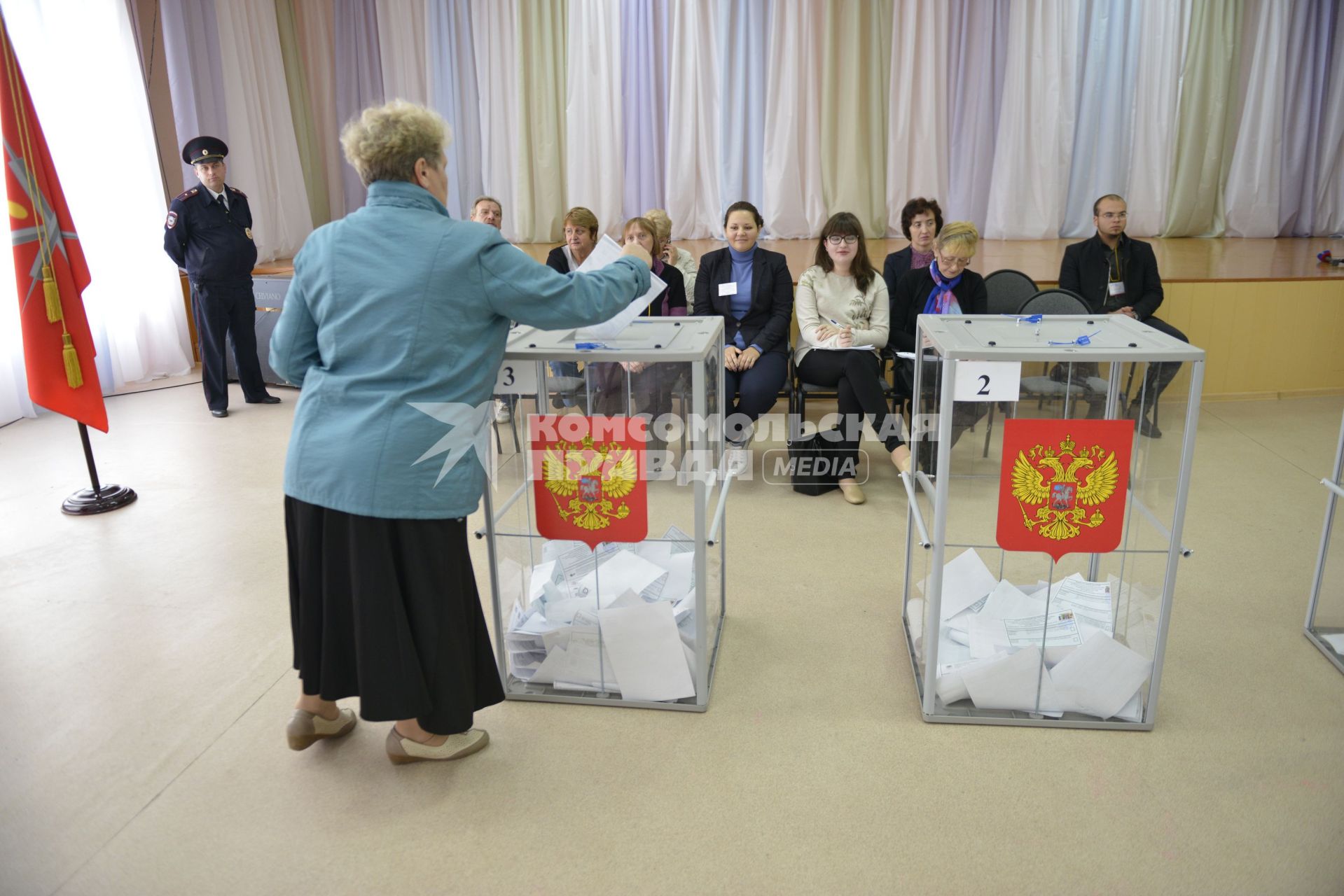 Тула.   Жители города  на одном из избирательных участков в единый день голосования.