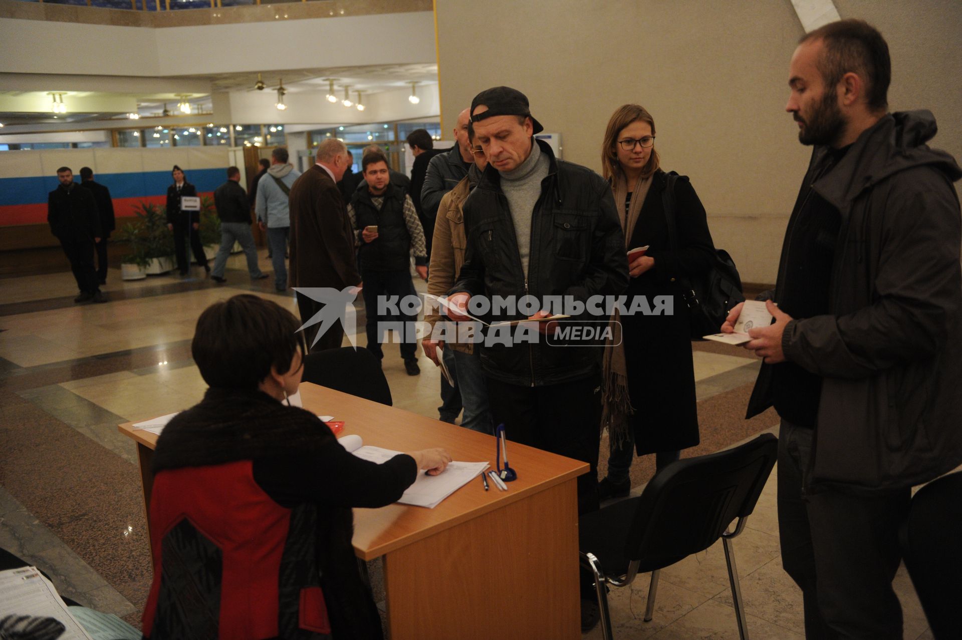 Москва.   Жители города в единый день голосования на избирательном участке # 2151 в Российской академии наук (РАН).