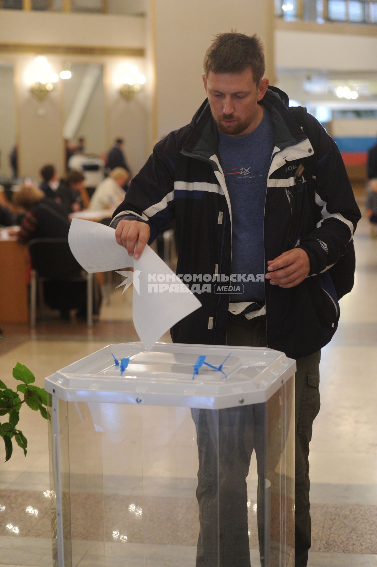 Москва.   Житель города в единый день голосования на избирательном участке # 2151 в Российской академии наук (РАН).