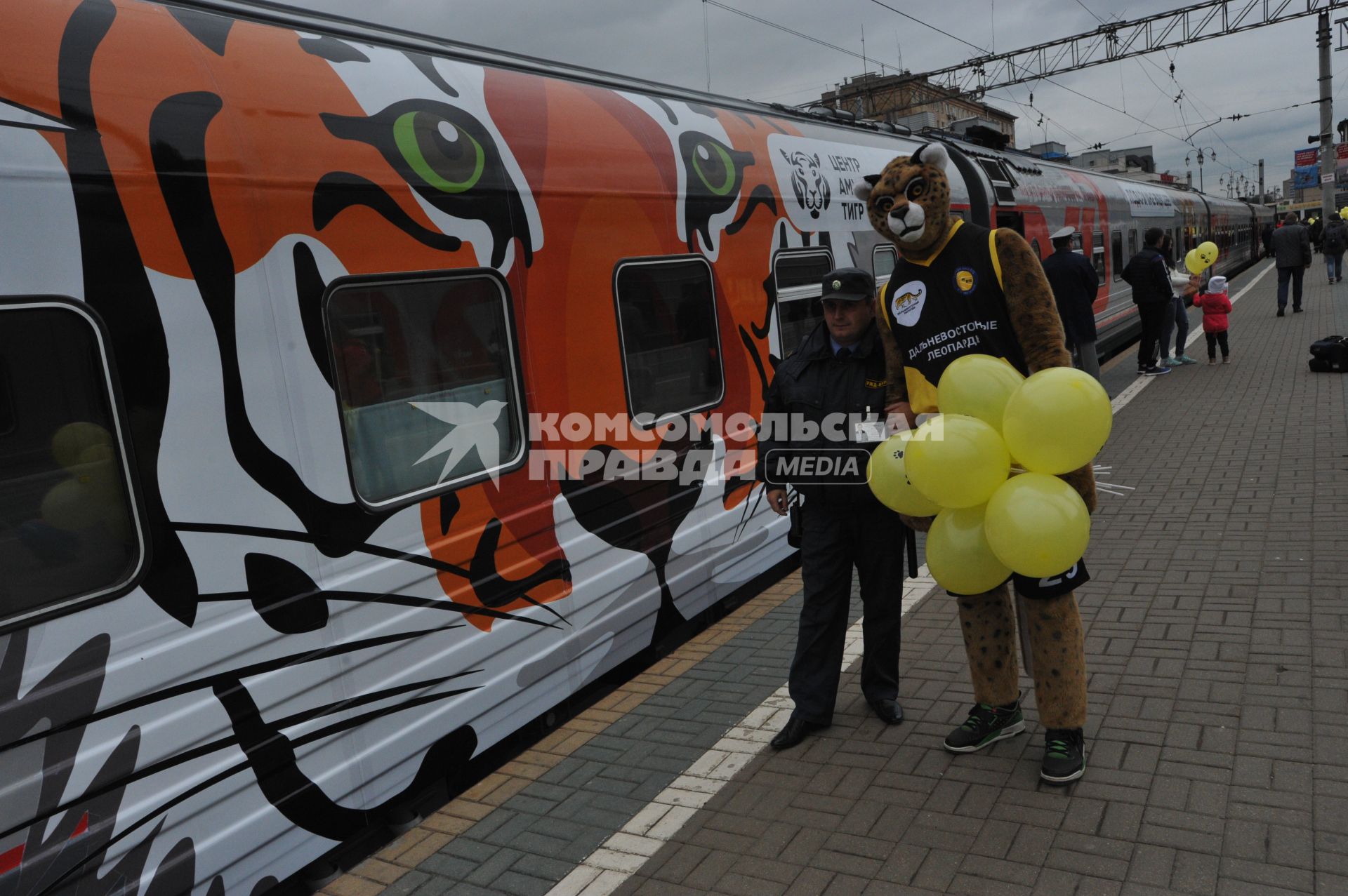 Москва. Сотрудник охраны  и ростовая кукла дальневосточного леопарда перед отправлением поезда  `Россия` Москва - Владивосток в тематическом оформлении,приуроченном ко Дню тигра, на платформе Ярославского вокзала.