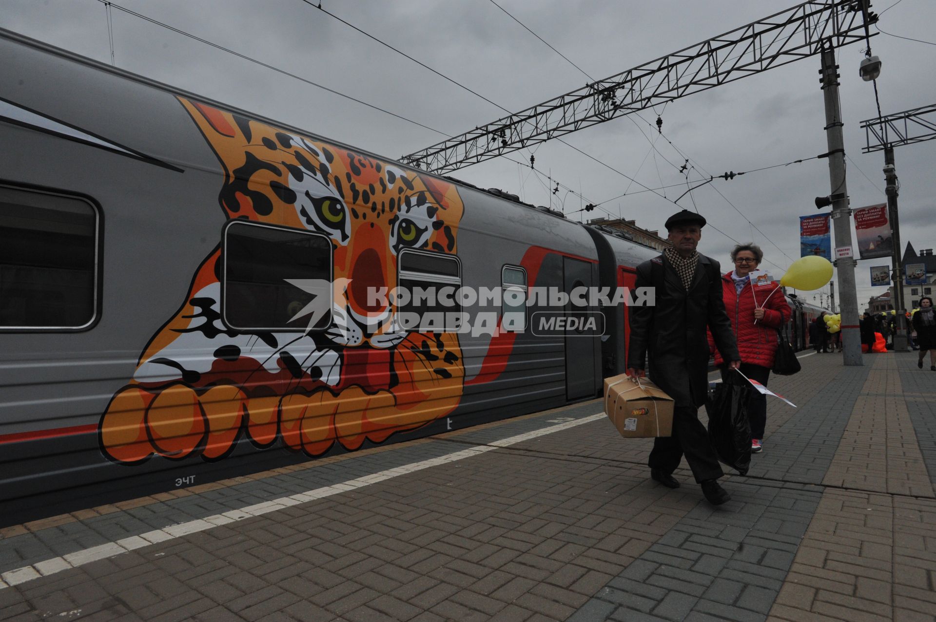 Москва. Пассажиры перед отправлением поезда  `Россия` Москва - Владивосток в тематическом оформлении, приуроченном ко Дню тигра, на платформе Ярославского вокзала.