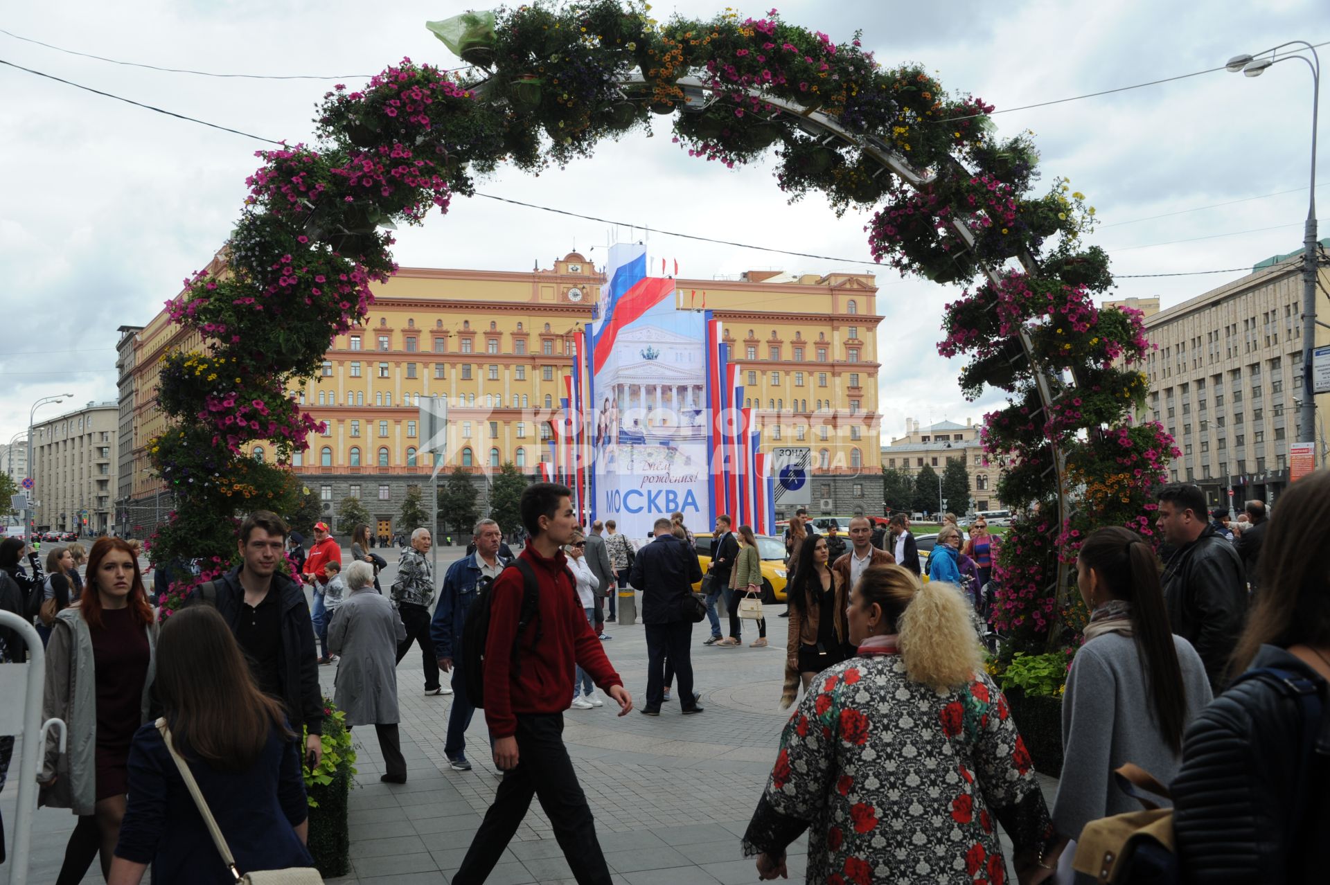 Москва. Народные гуляния на Лубянской площади во время празднования Дня города.