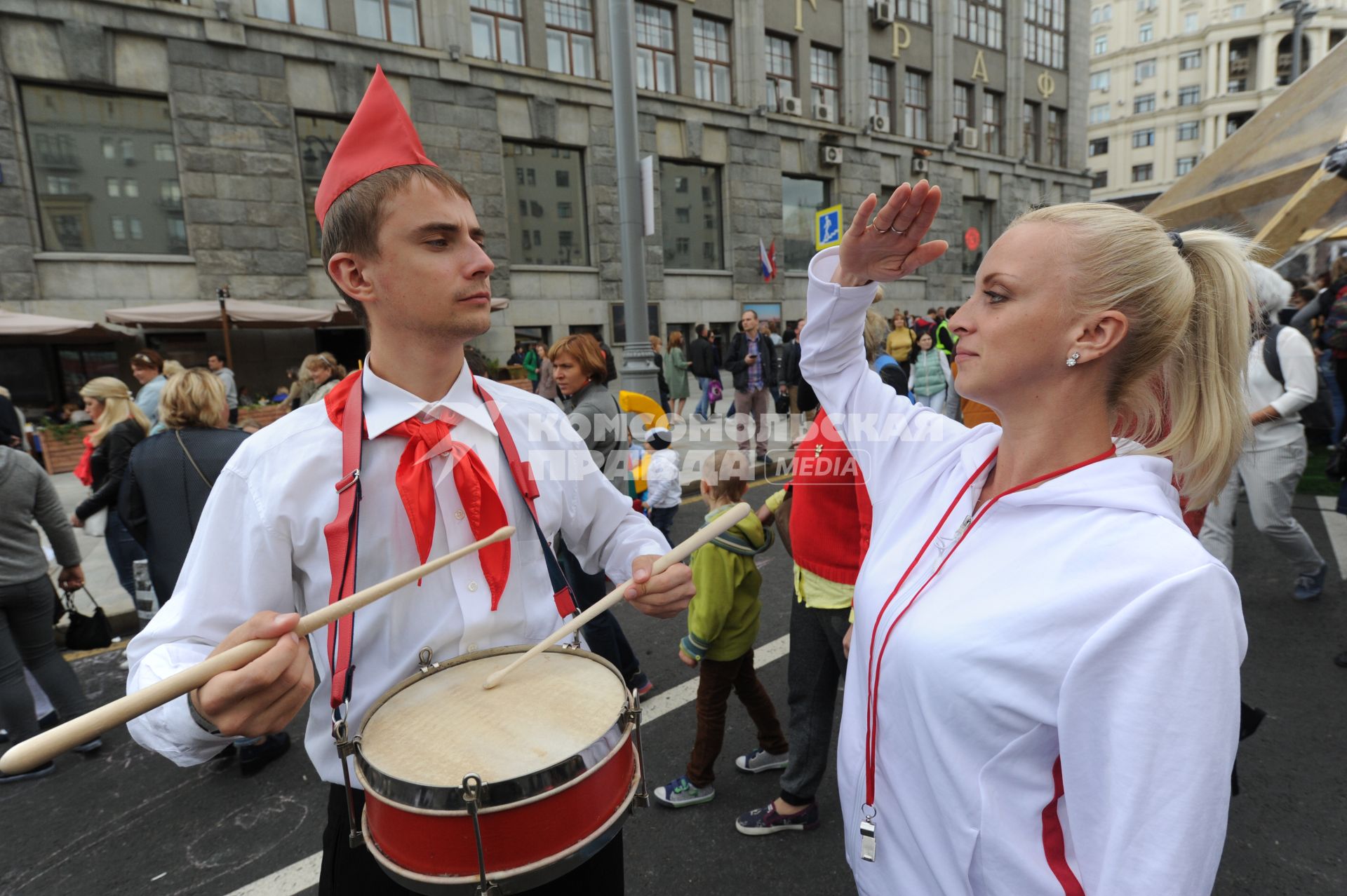 Москва. Народные гуляния на Тверской улице во время празднования Дня города.