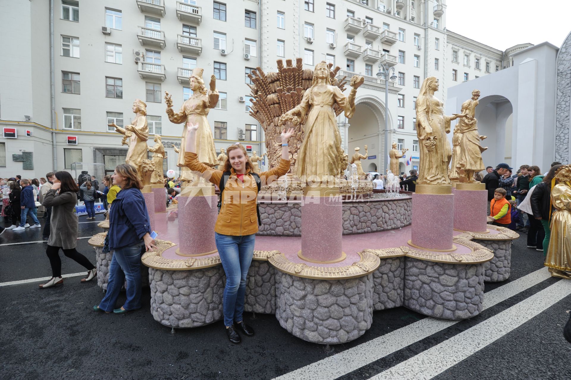 Москва. Народные гуляния на Тверской улице во время празднования Дня города.