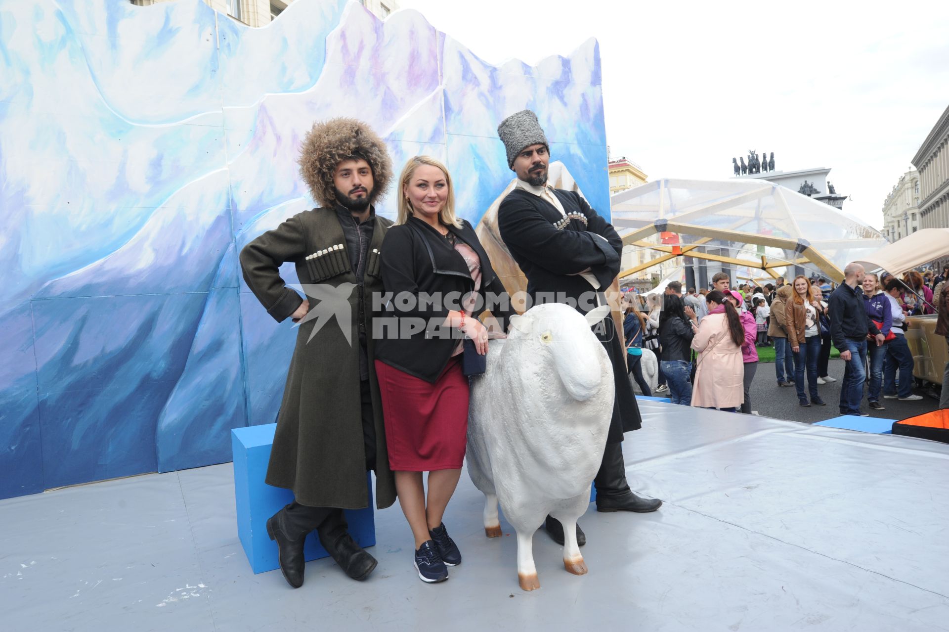 Москва. Народные гуляния на Тверской улице во время празднования Дня города.