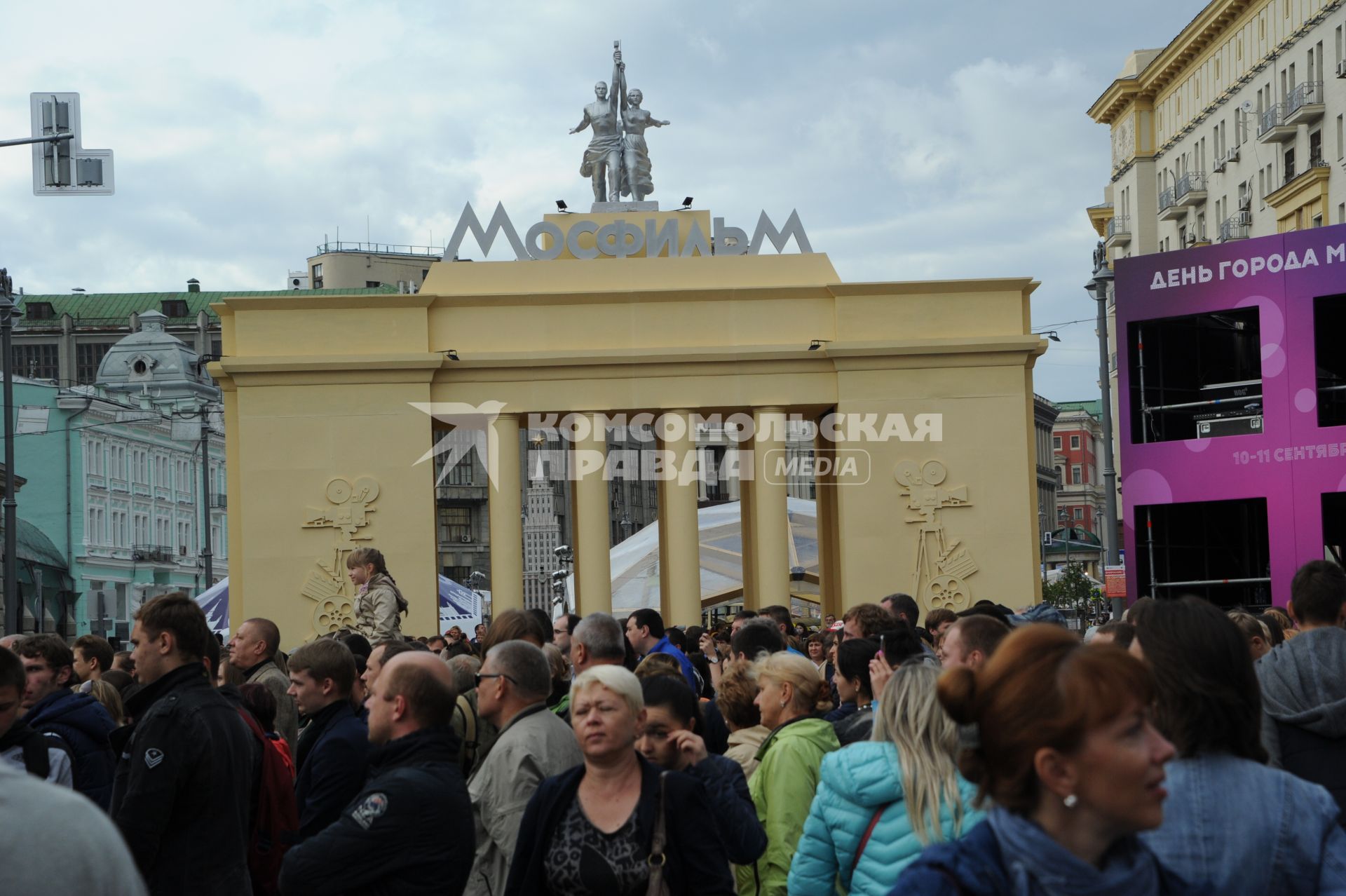 Москва. Народные гуляния на Тверской улице во время празднования Дня города.