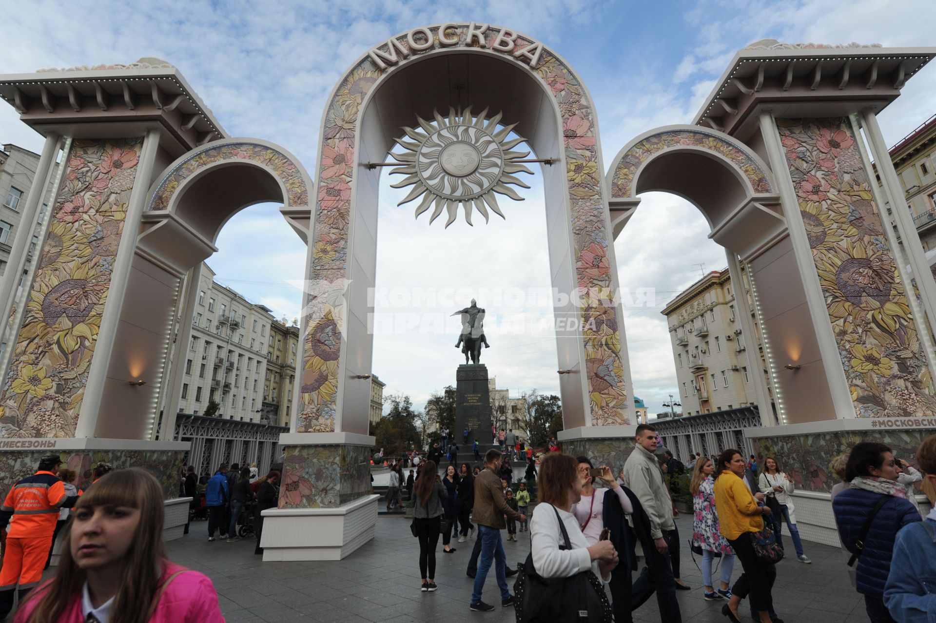 Москва. Народные гуляния на Тверской улице во время празднования Дня города.