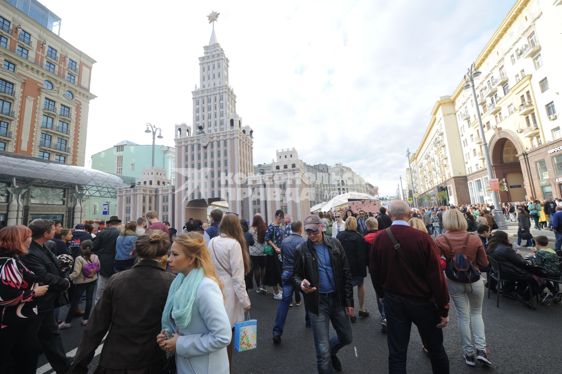 Москва. Народные гуляния на Тверской улице во время празднования Дня города.