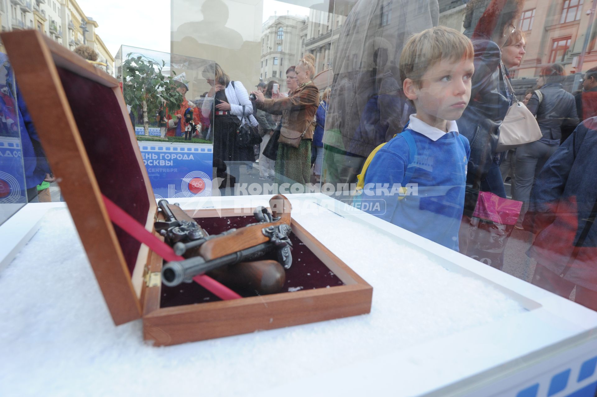 Москва. Народные гуляния на Тверской улице во время празднования Дня города.