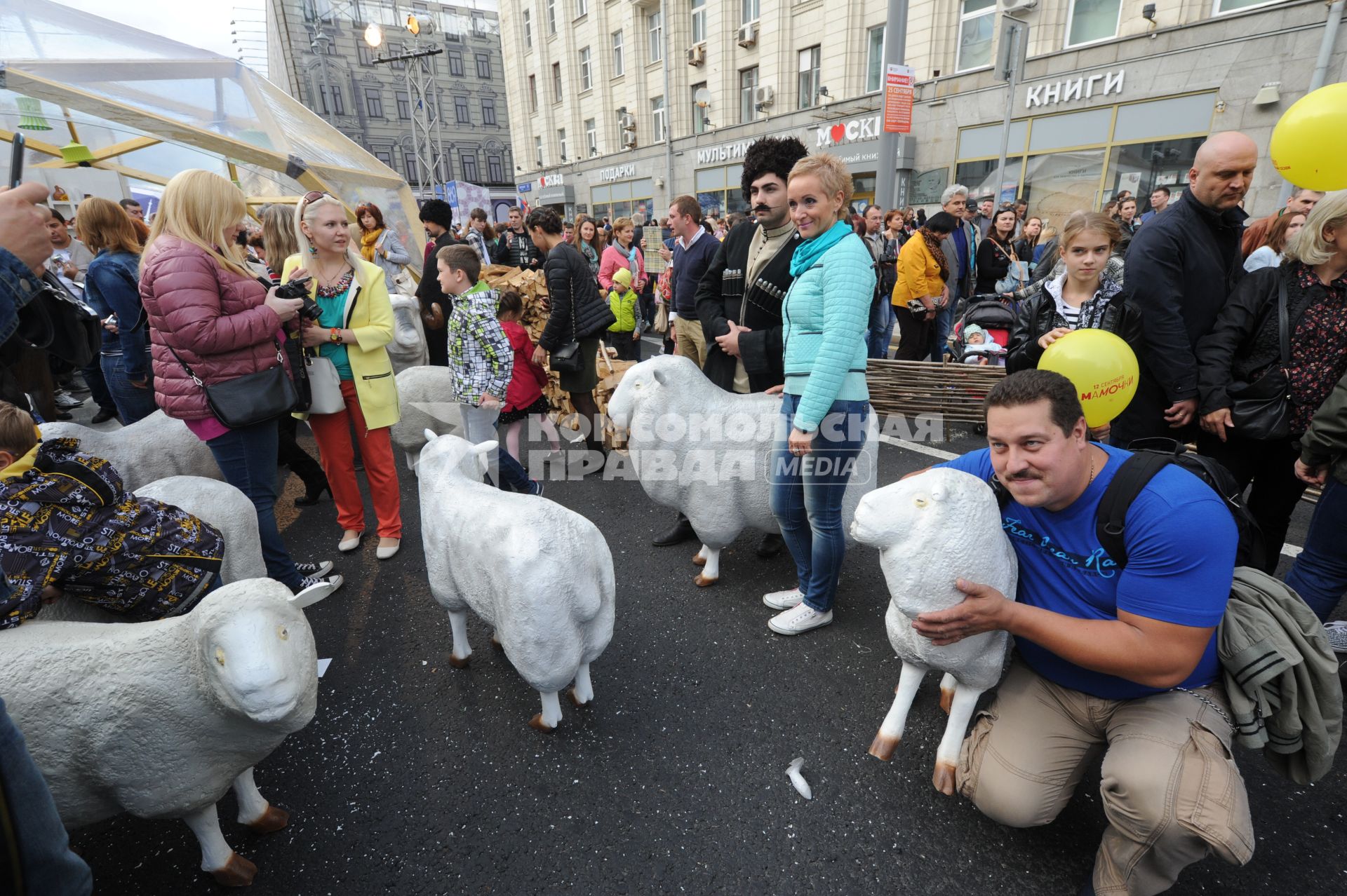 Москва. Народные гуляния на Тверской улице во время празднования Дня города.