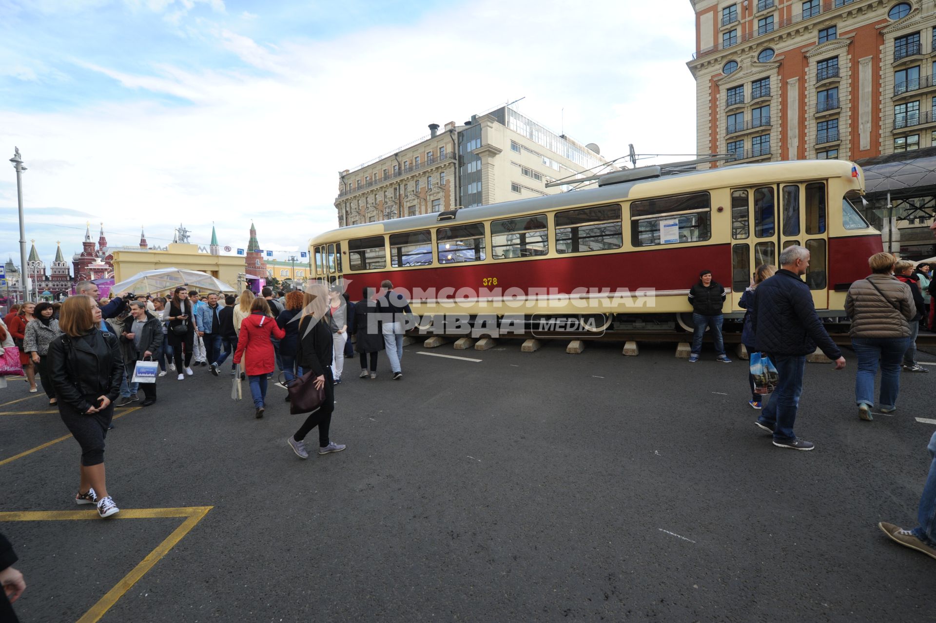 Москва. Ретро  трамвай на Тверской улице во время празднования Дня города.