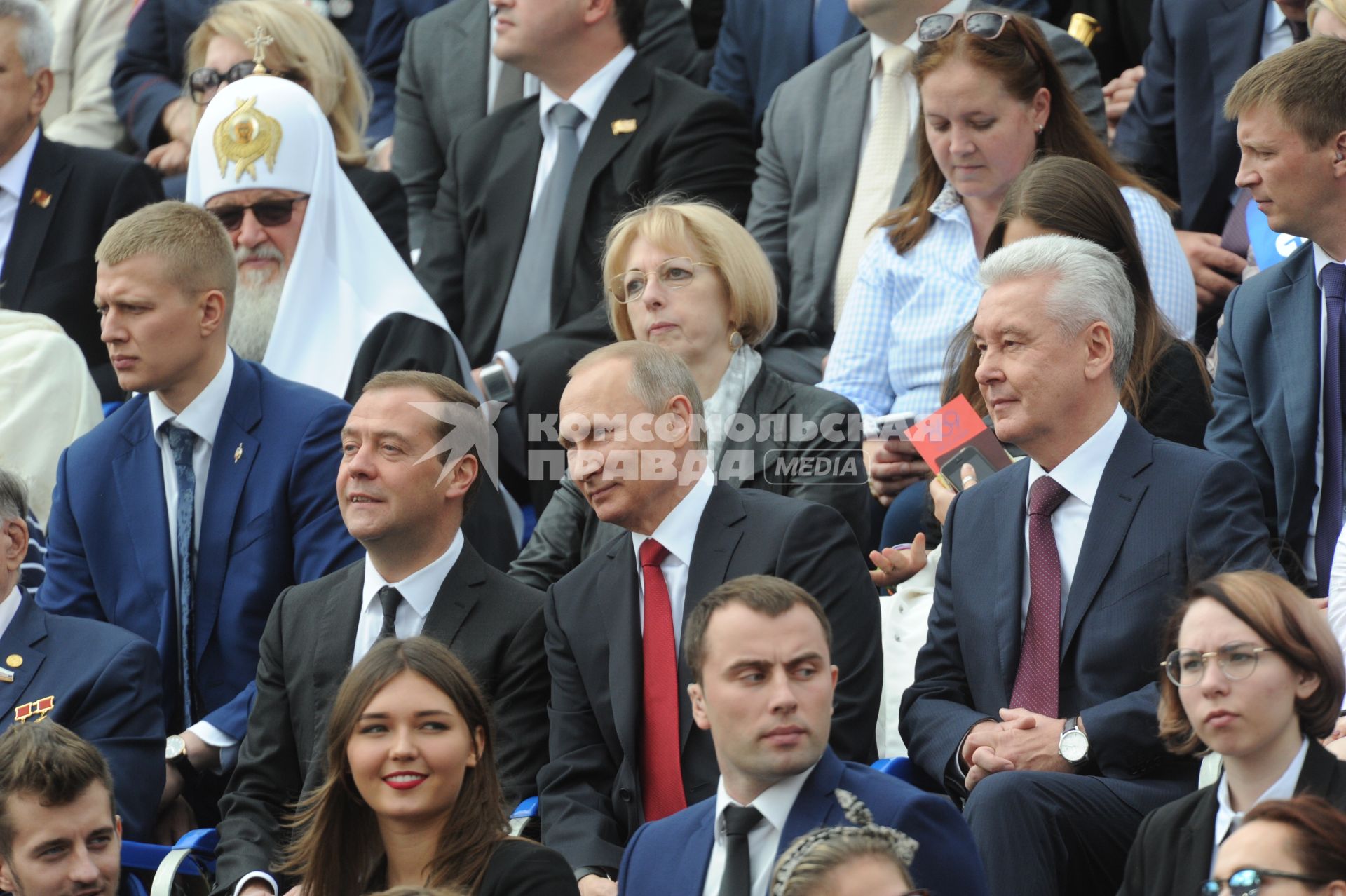 Москва. Премьер-министр России Дмитрий Медведев, президент РФ Владимир Путин и мэр Москвы Сергей Собянин   (слева направо)   на торжественной церемонии открытия Дня города на Красной площади.