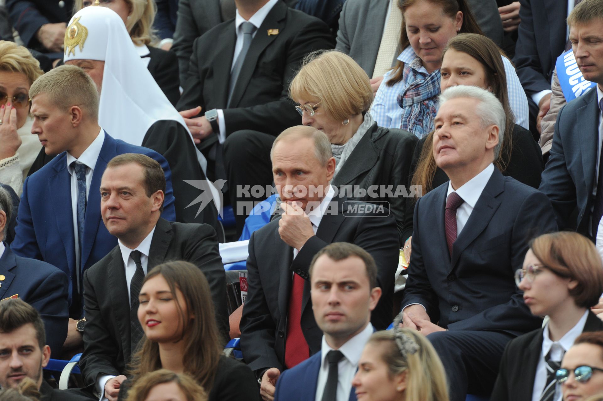 Москва. Премьер-министр России Дмитрий Медведев, президент РФ Владимир Путин и мэр Москвы Сергей Собянин   (слева направо)  на торжественной церемонии открытия Дня города на Красной площади.