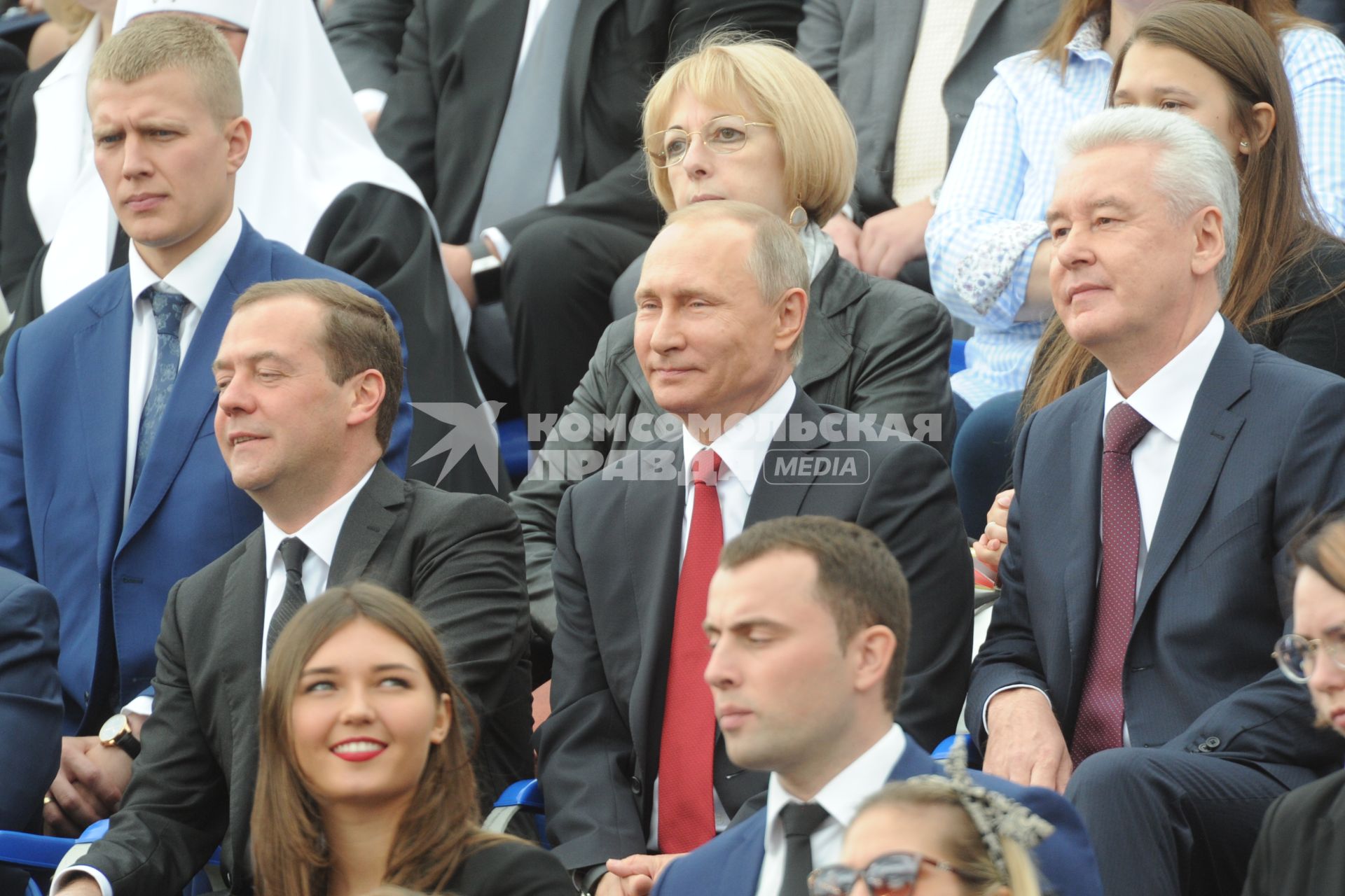 Москва. Премьер-министр России Дмитрий Медведев, президент РФ Владимир Путин и мэр Москвы Сергей Собянин   (слева направо)   на торжественной церемонии открытия Дня города на Красной площади.