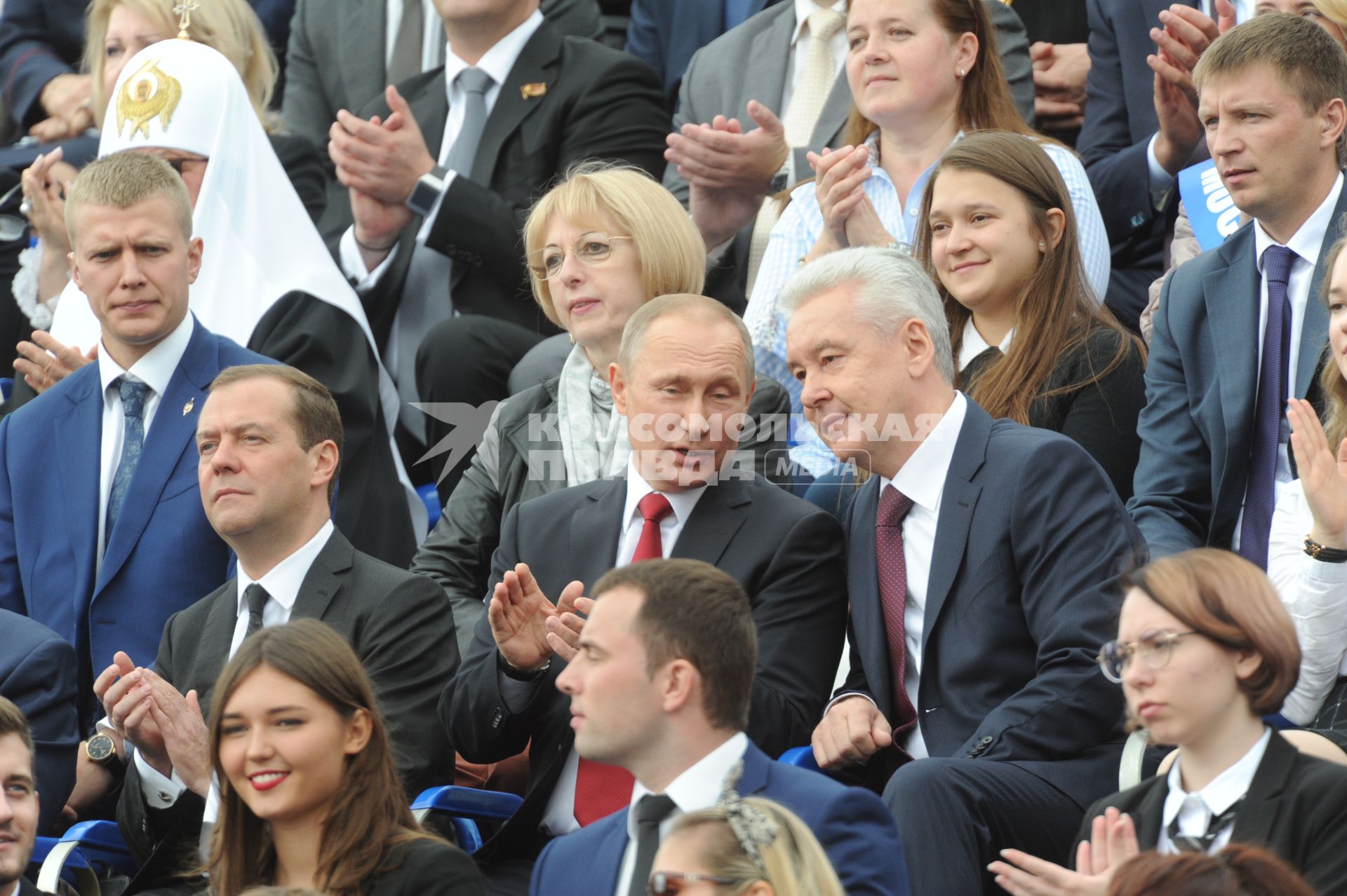 Москва. Премьер-министр России Дмитрий Медведев, президент РФ Владимир Путин и мэр Москвы Сергей Собянин   (слева направо)  на торжественной церемонии открытия Дня города на Красной площади.