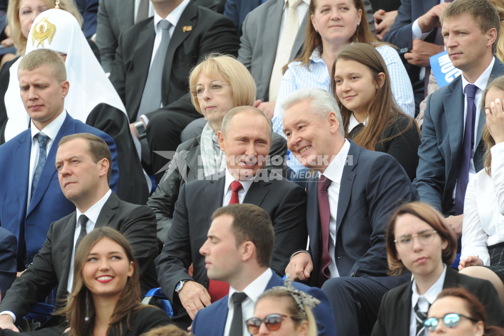 Москва. Премьер-министр России Дмитрий Медведев, президент РФ Владимир Путин и мэр Москвы Сергей Собянин   (слева направо)  на торжественной церемонии открытия Дня города на Красной площади.