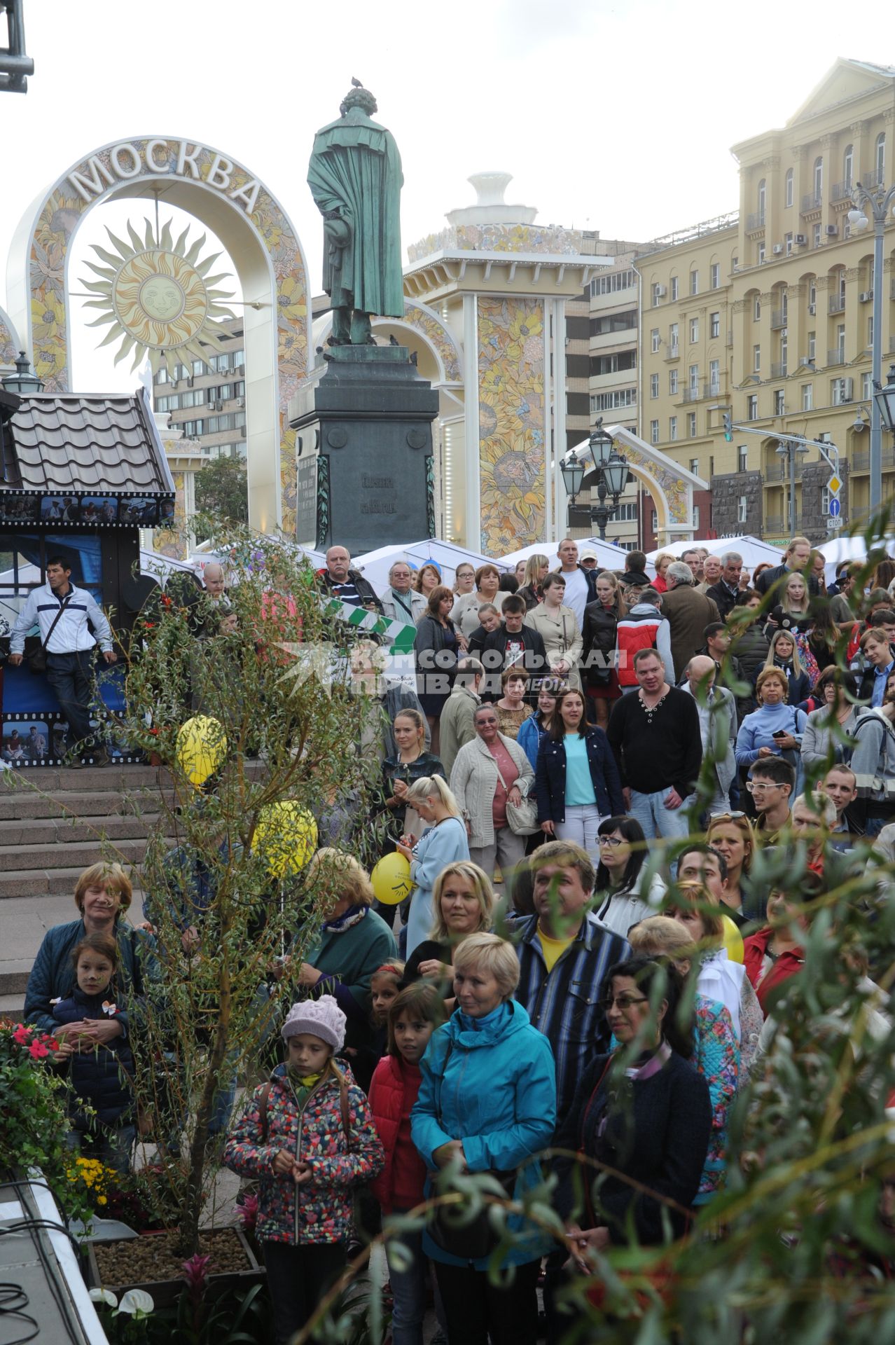 Москва.  Посетители  фестиваля  столичной прессы на Пушкинской площади в рамках празднования Дня города.