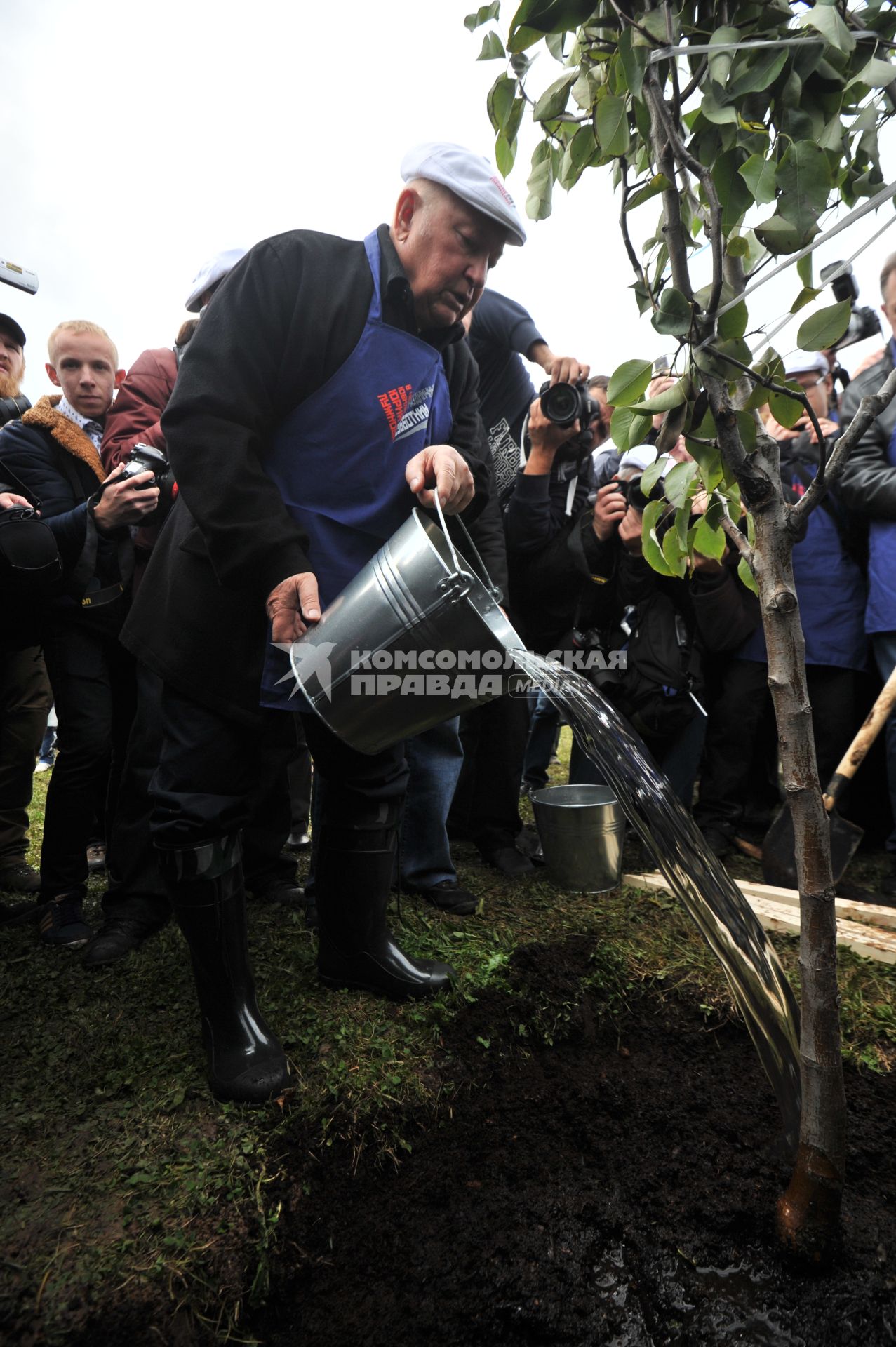 Москва.  Бывший мэр Москвы Юрий Лужков на субботнике, приуроченном к его 80-летию, в музее-заповеднике `Коломенское`.