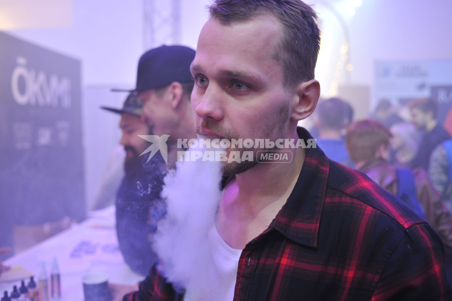 Москва. Посетитель на третьей профессиональной выставке vape-индустрии RusskiVape.