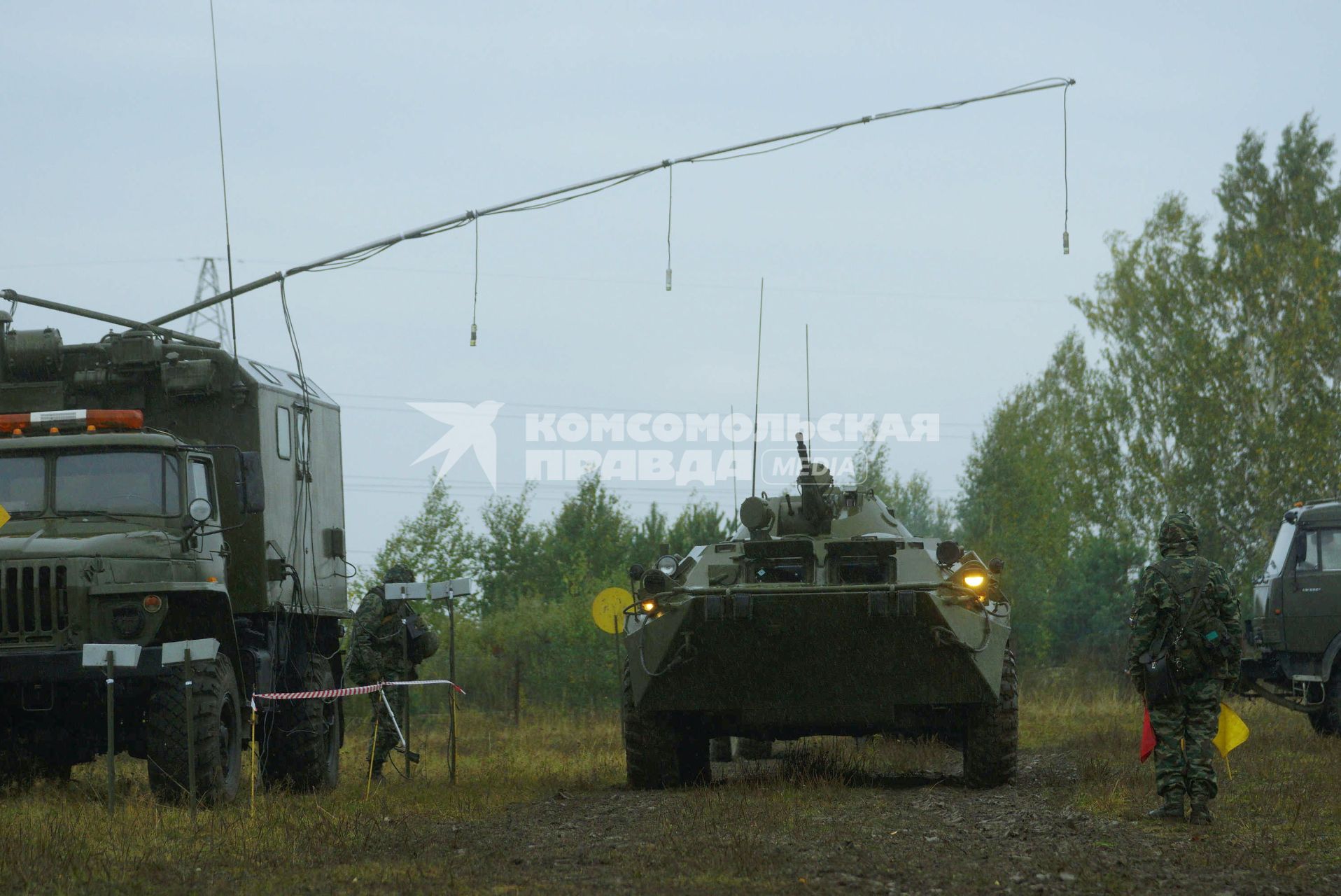 Свердловская область. г.Заречный. Военнослужащие бригады радиационной химической и биологической защиты (РХБЗ) обследуют бронетехнику на предмет радиационного заражения. Плановые, комплексные противоаварийные учения на Белоярской АЭС