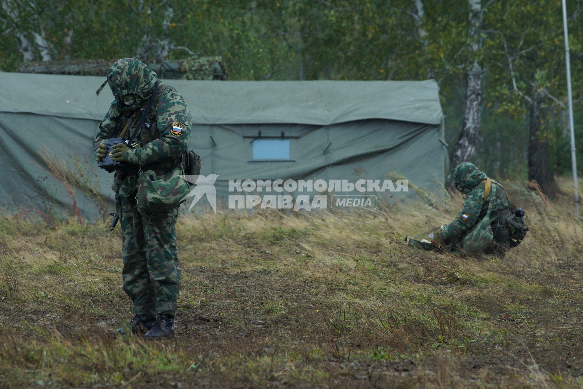 Свердловская область. г.Заречный. Военнослужащие бригады радиационной химической и биологической защиты (РХБЗ) обследуют местность на предмет радиационного заражения. Плановые, комплексные противоаварийные учения на Белоярской АЭС