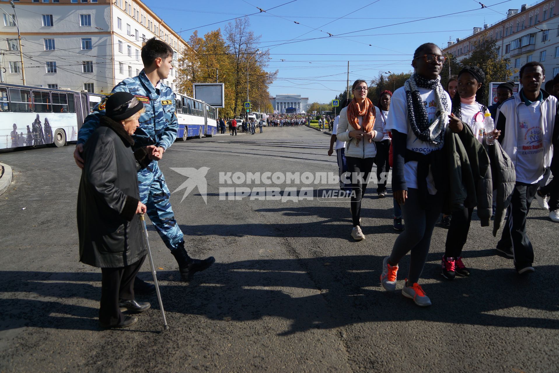 Екатеринбург. Охранник переводит бабушку через дорогу во время забега \'Кросс нации-2016\'