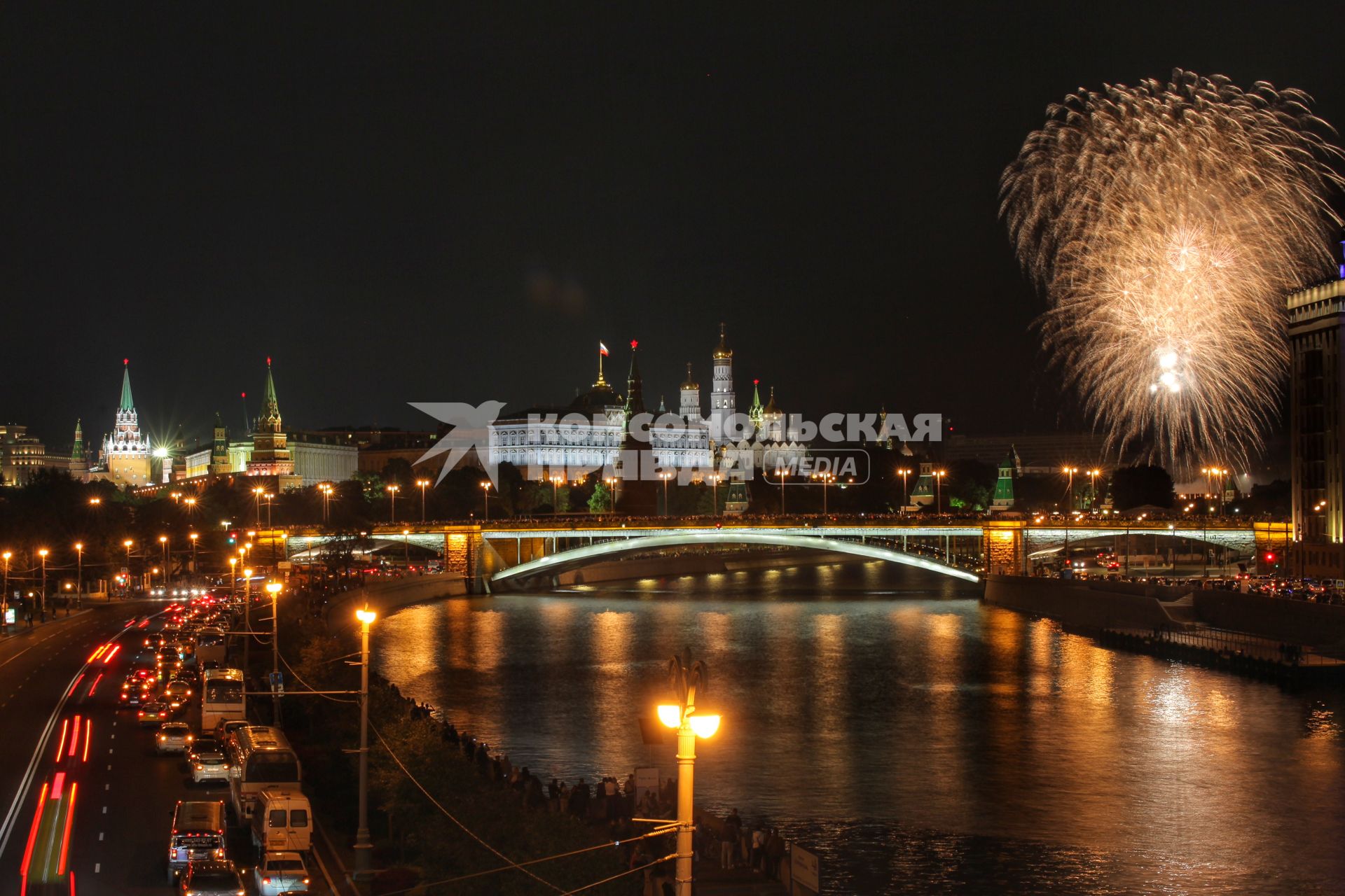 Москва.  Вид на Кремль и Большой Каменный мост во время праздничного салюта в честь Дня города.