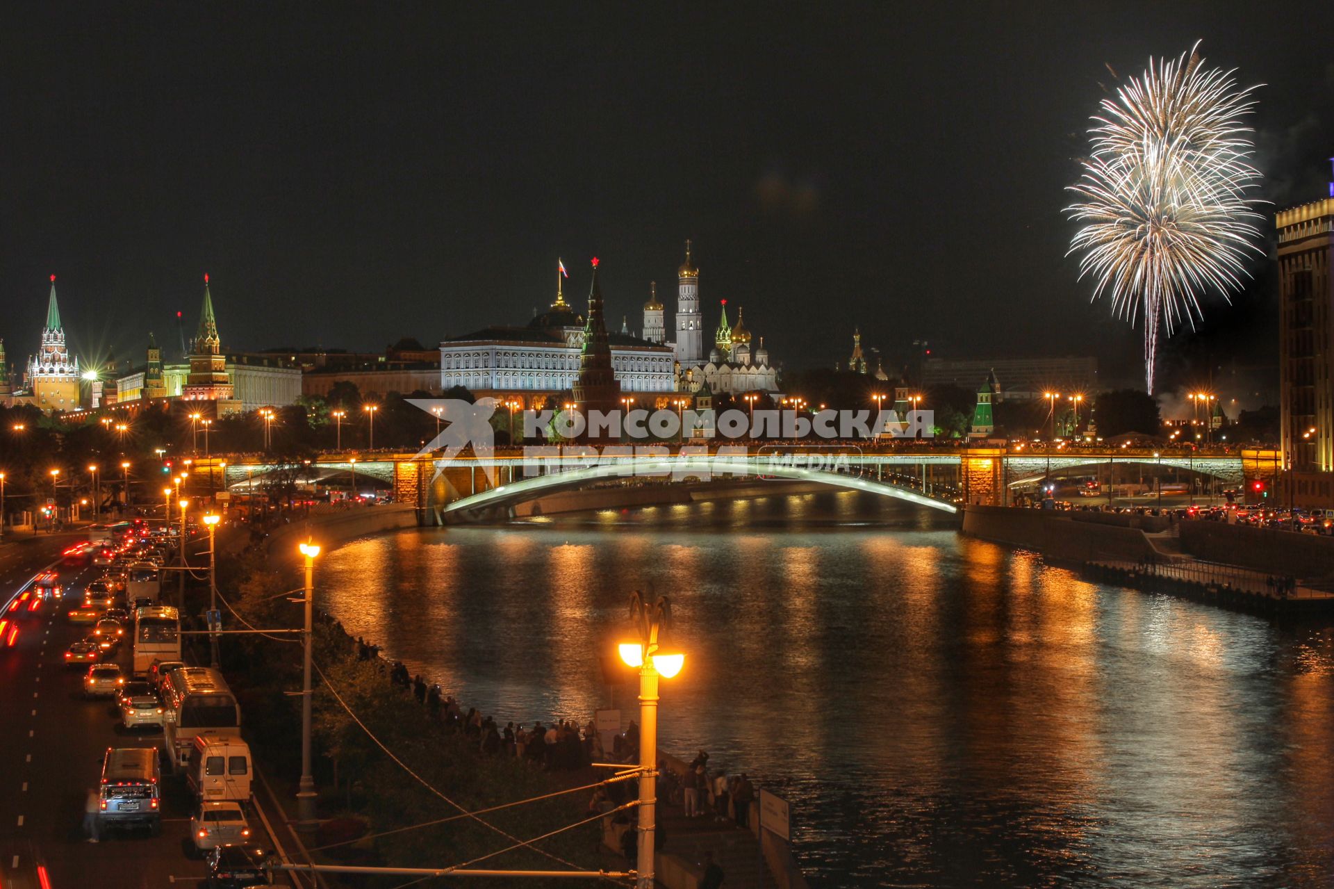 Москва.  Вид на Кремль и Большой Каменный мост во время праздничного салюта в честь Дня города.