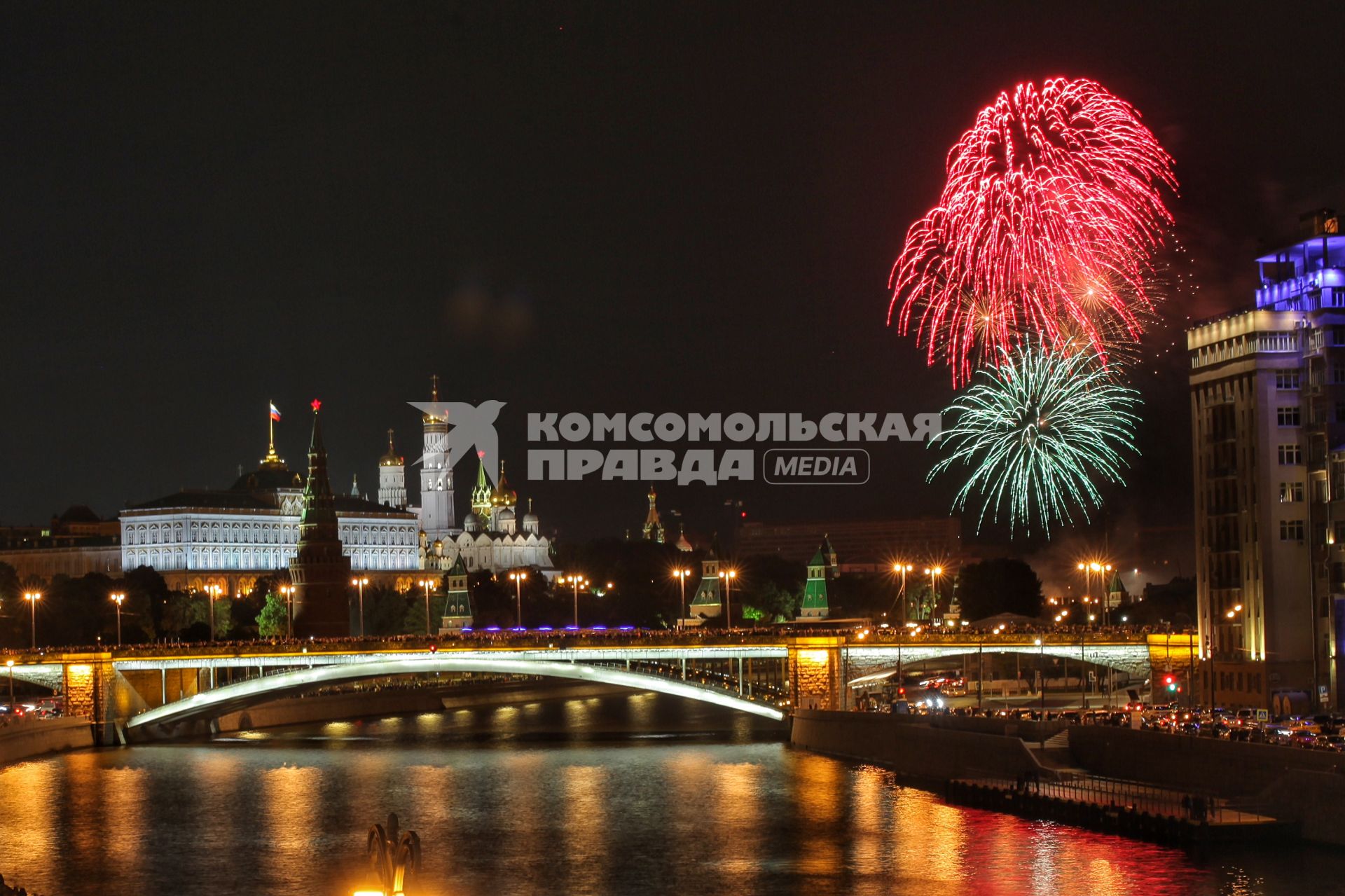 Москва.  Вид на Кремль и Большой Каменный мост во время праздничного салюта в честь Дня города.