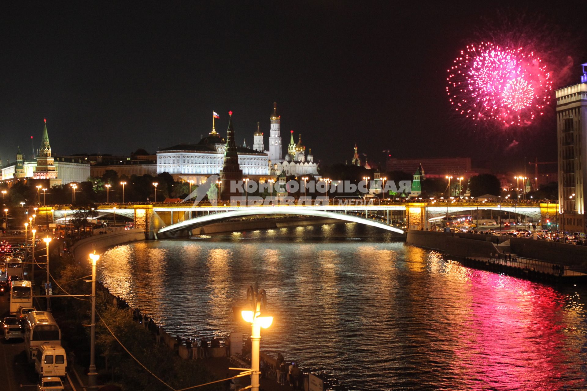 Москва.  Вид на Кремль и Большой Каменный мост во время праздничного салюта в честь Дня города.