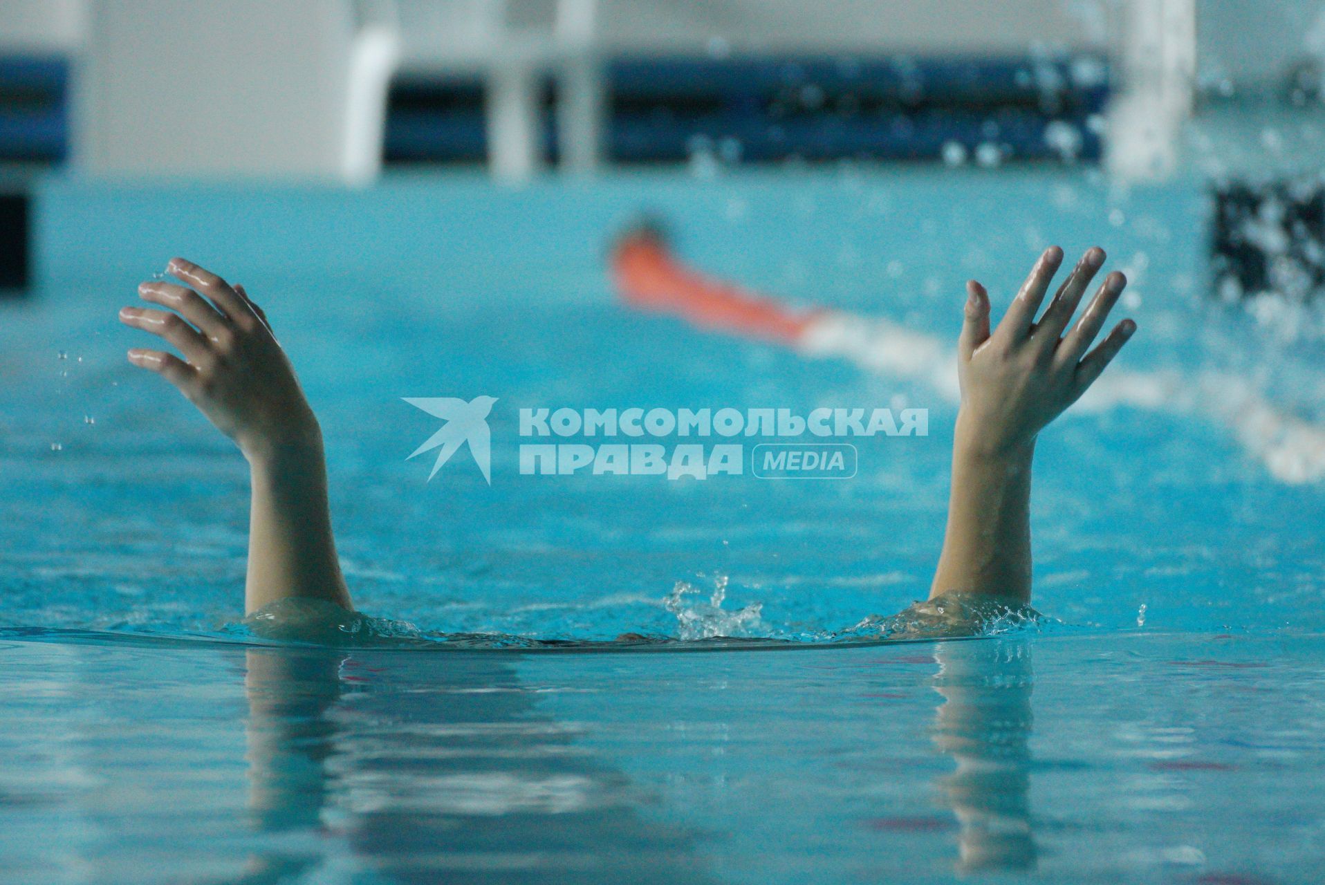 Екатеринбург. Бассейн \'Олимпийский\' в школе Олимпийского резерва. Ребенок занимаются плаванием