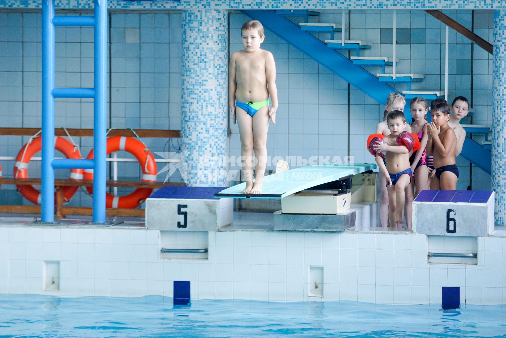 Екатеринбург. Бассейн во Дворце молодежи. Дети занимаются в секции по прыжкам в воду